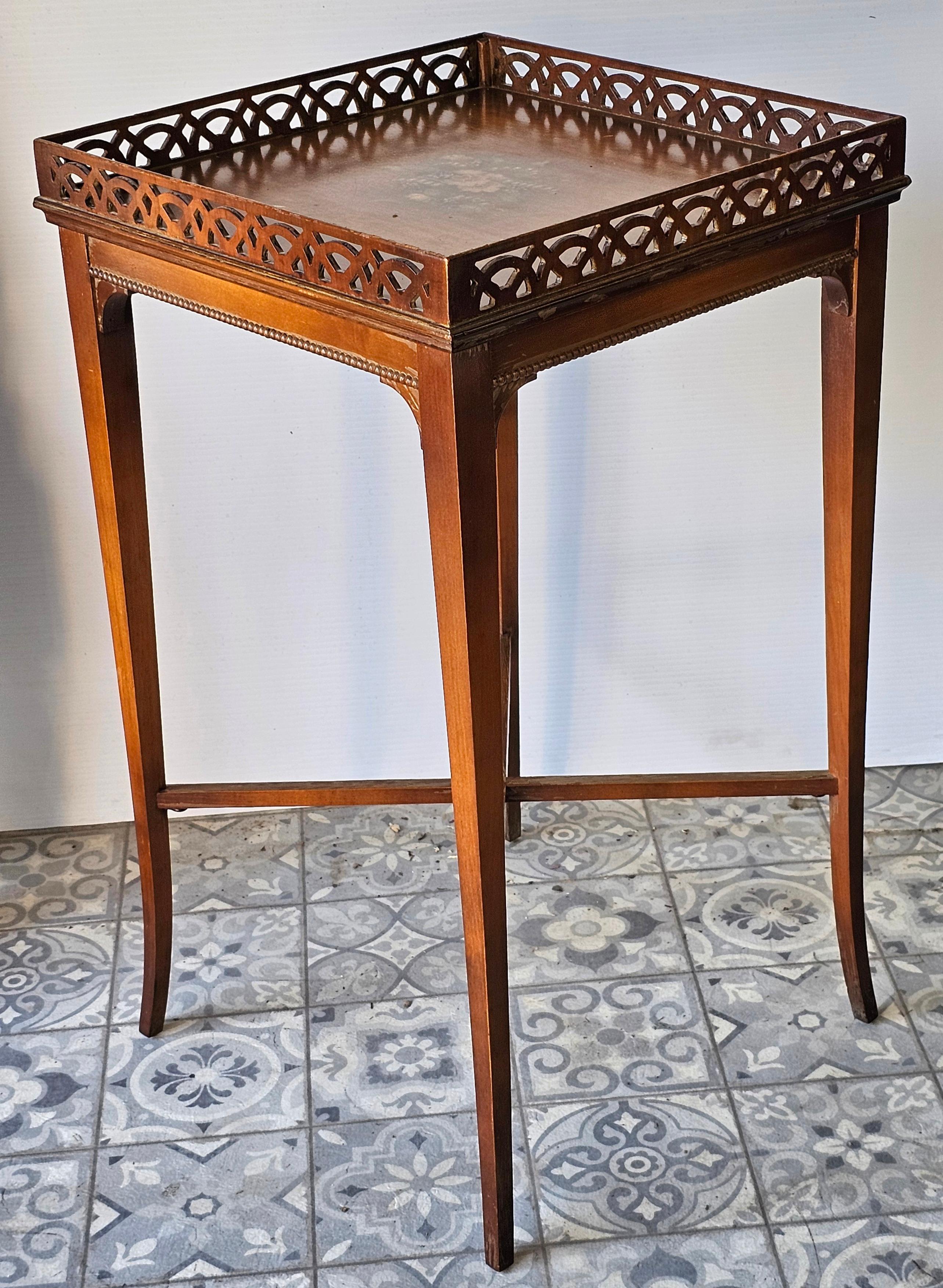 Regency Tavolino / portacandele in mogano decorato italiano con galleria di traforo in vendita