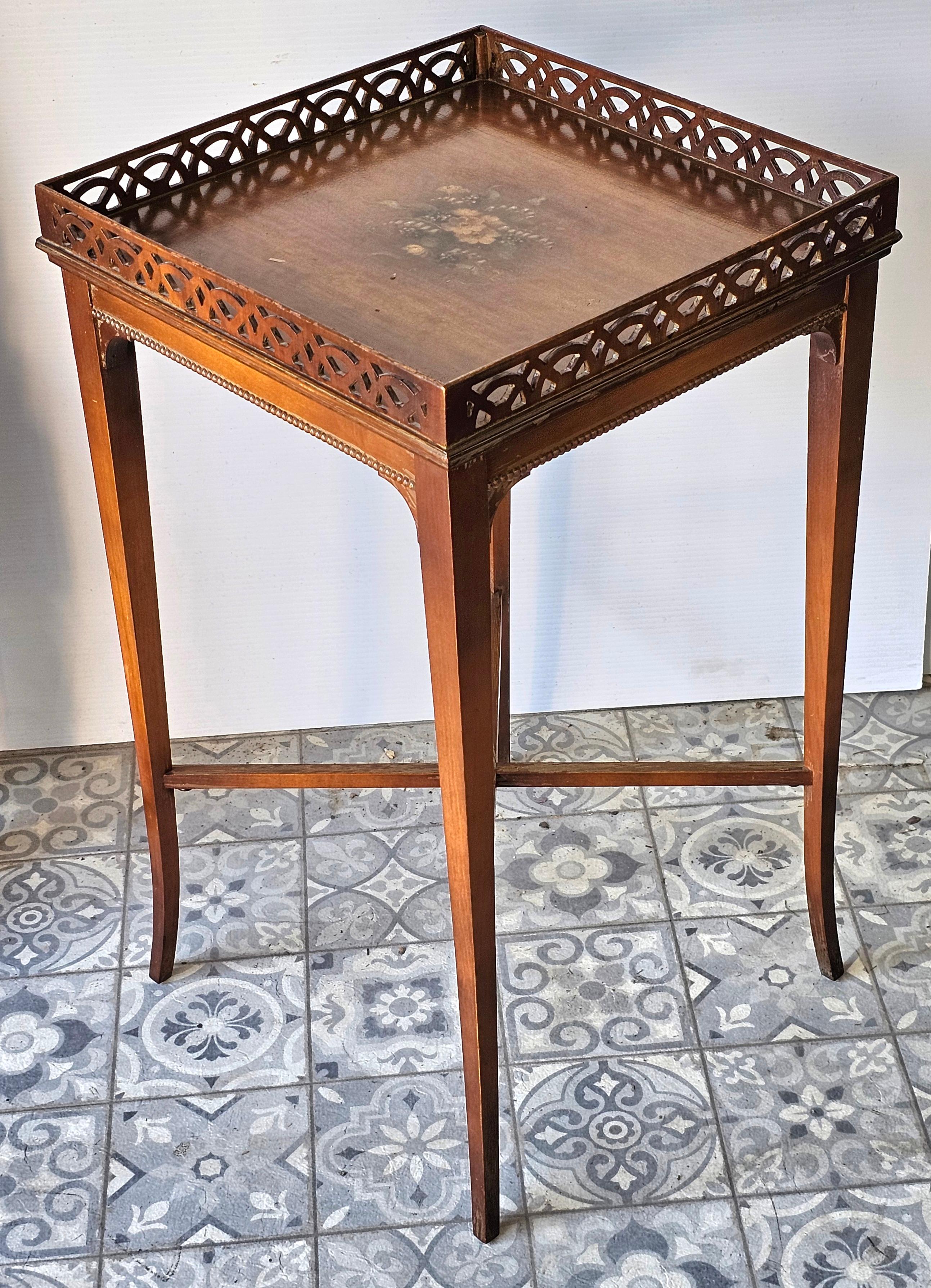 Americano Tavolino / portacandele in mogano decorato italiano con galleria di traforo in vendita