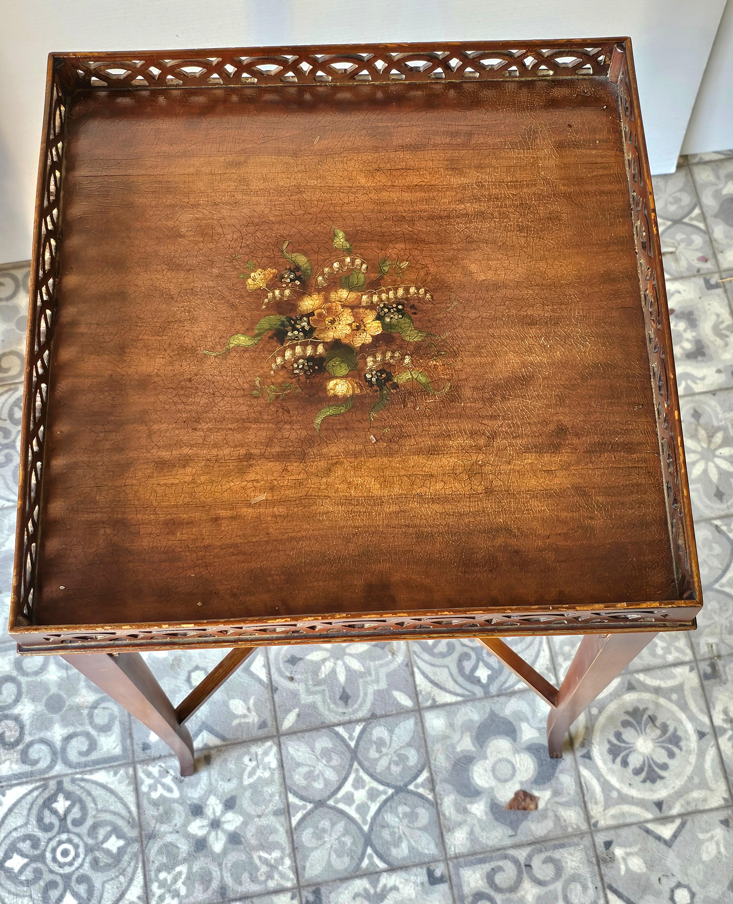 Altro Tavolino / portacandele in mogano decorato italiano con galleria di traforo in vendita