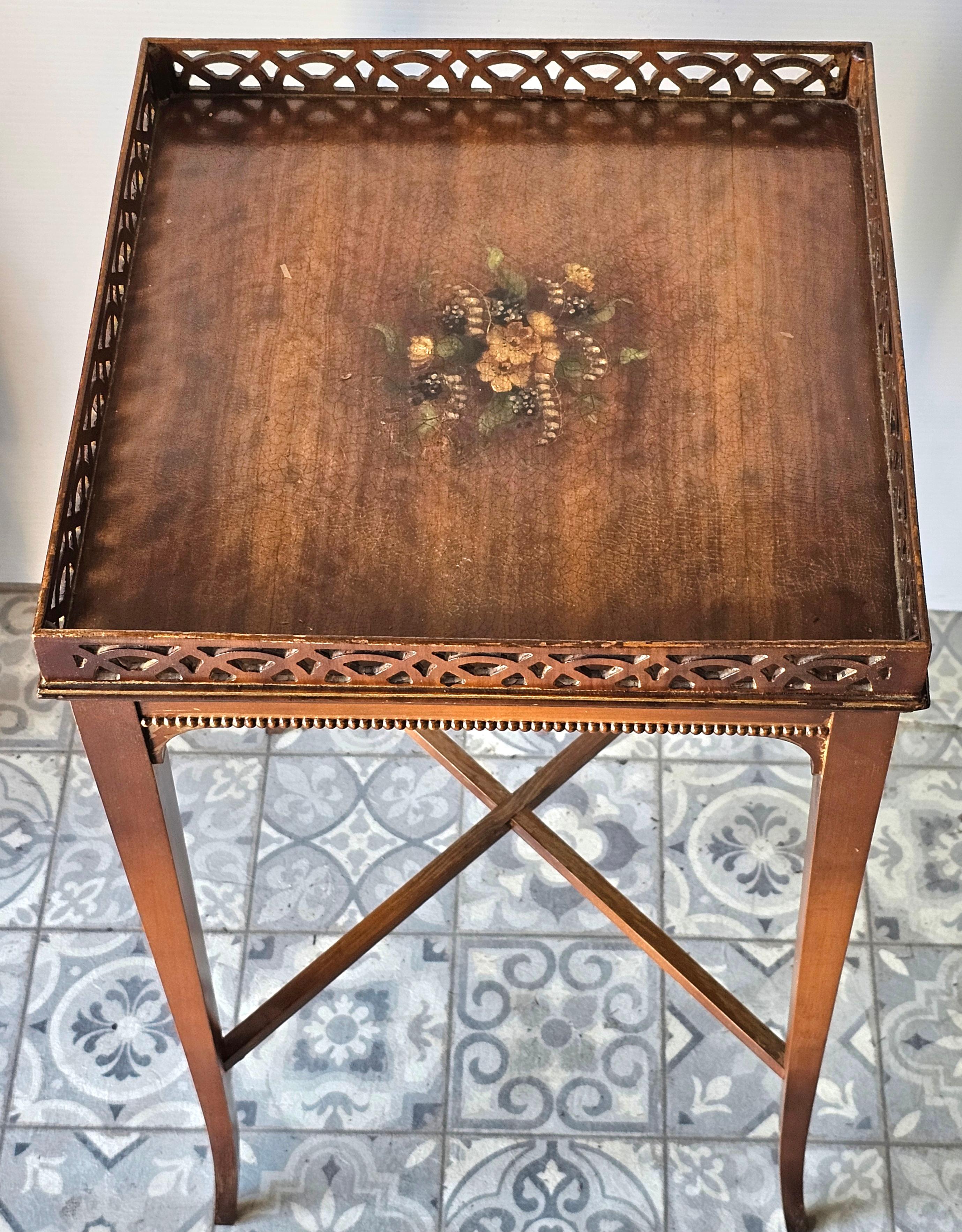Tavolino / portacandele in mogano decorato italiano con galleria di traforo In condizioni buone in vendita a Germantown, MD