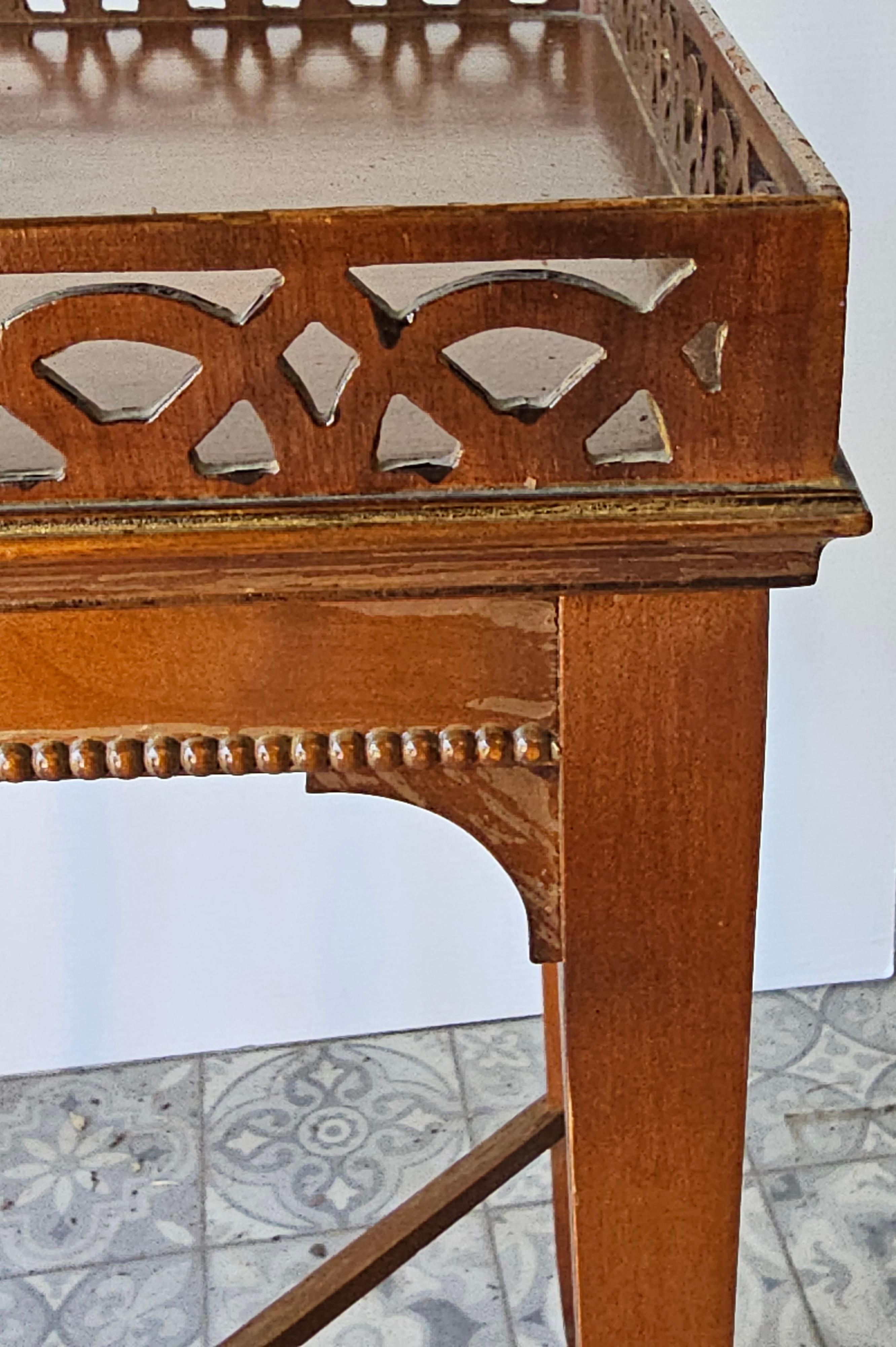 XX secolo Tavolino / portacandele in mogano decorato italiano con galleria di traforo in vendita