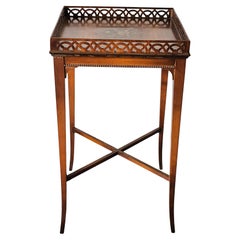 Mesa Auxiliar / Candelabro de Caoba Decorada Italiana con Galería Calada