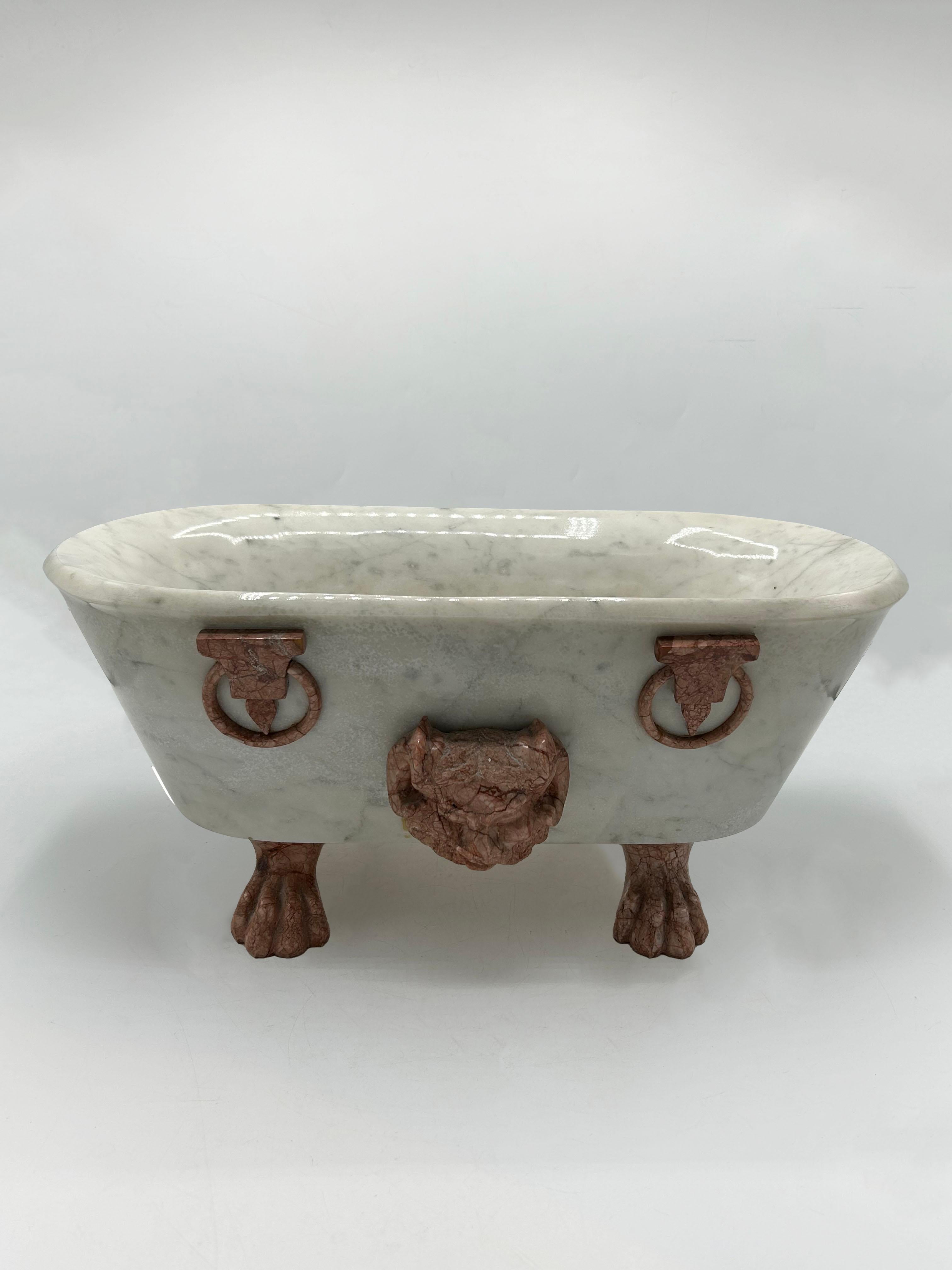 Fatto a mano Vasca da bagno decorativa italiana in marmo bicolore in vendita