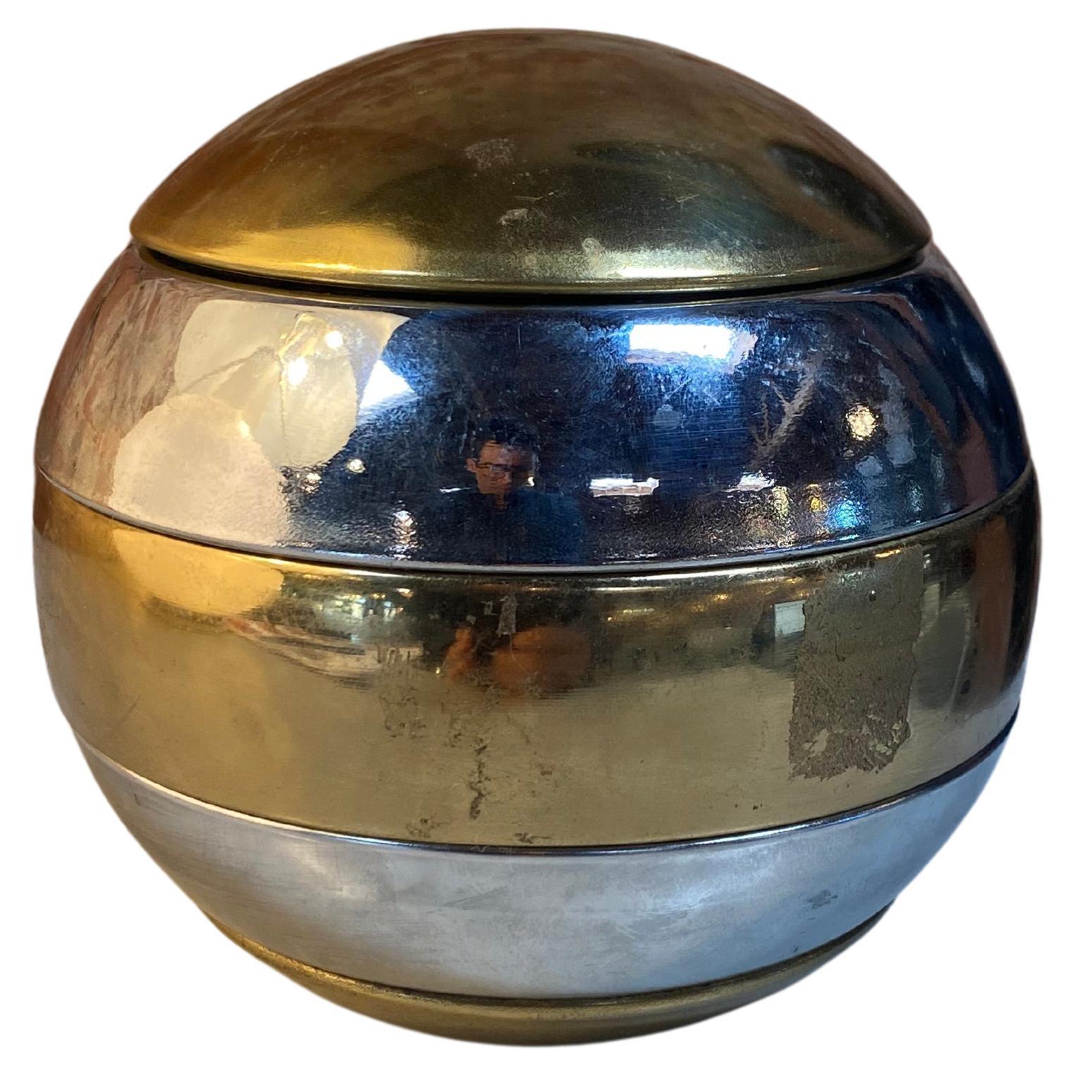 Beautiful Italian ball made in Italy 1980s, the ball can be used as a center bowl and can be divided in 4 parts.