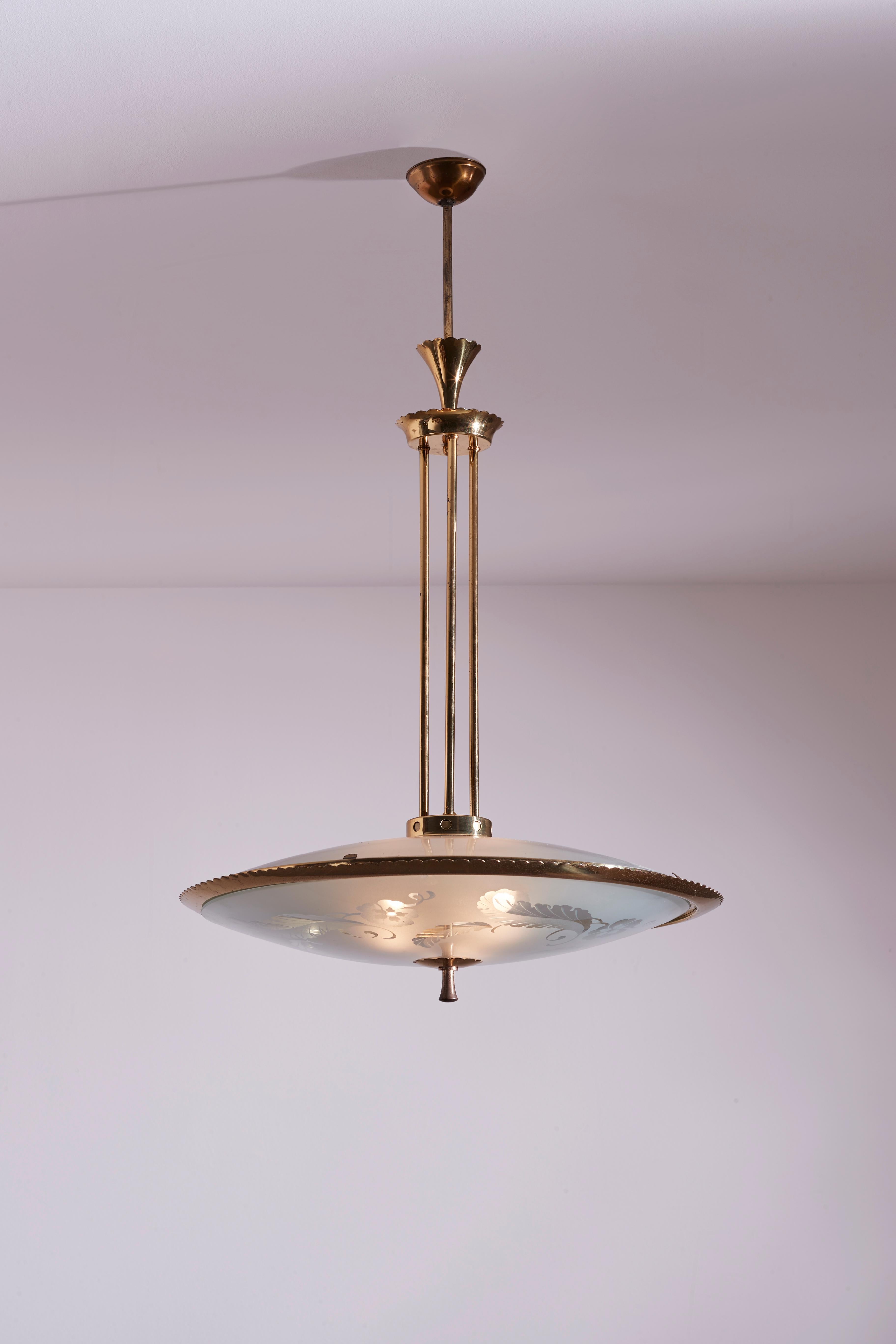 Grand lustre décoratif en laiton et verre sérigraphié, années 1960, artisanat italien.

Cet étonnant lustre théâtral, fabriqué en laiton et en verre, apporte les échos et l'ambiance caractéristiques des années 1960 dans n'importe quel espace. Le