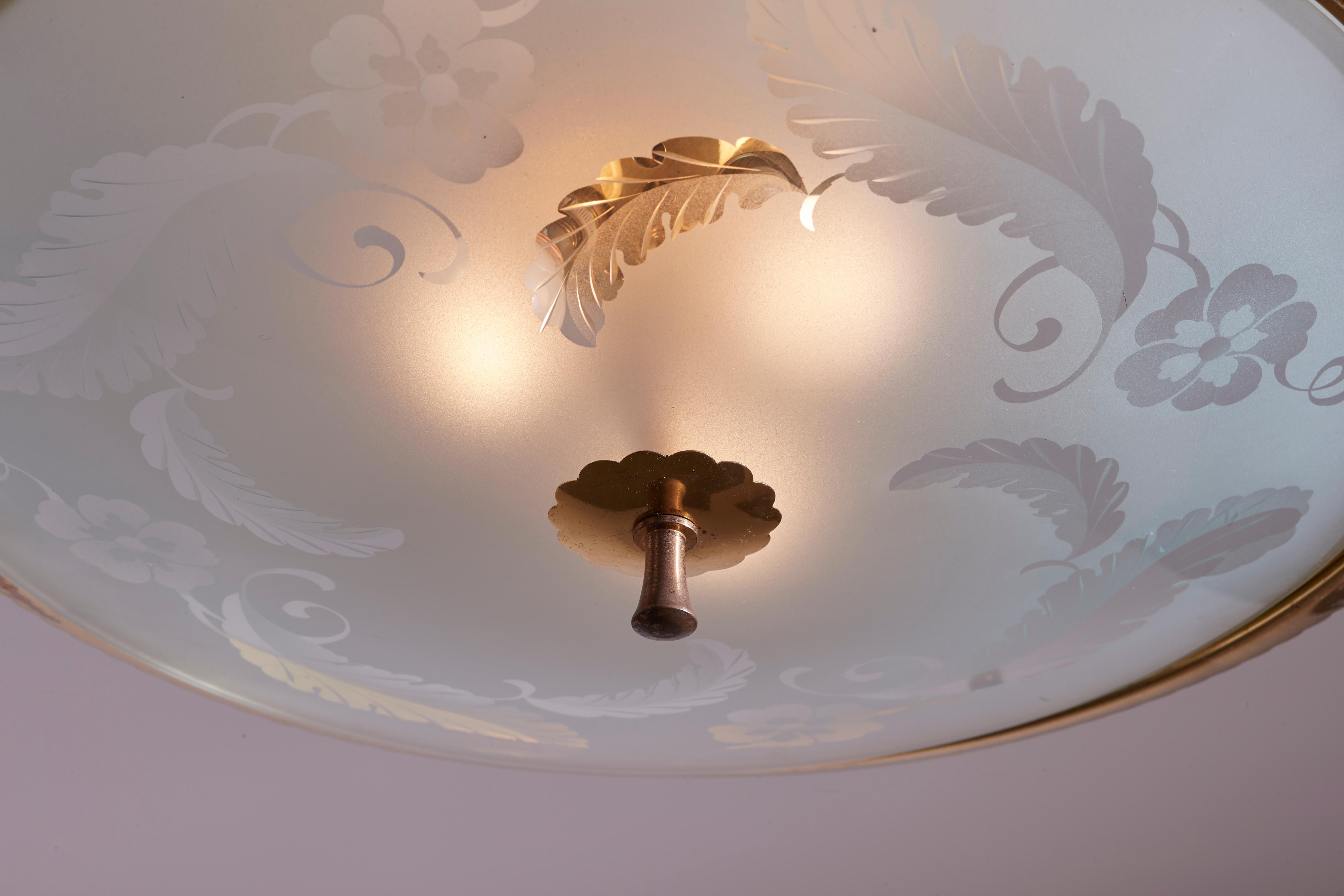 Laiton Lustre décoratif italien en laiton et verre sérigraphié, années 1960 en vente