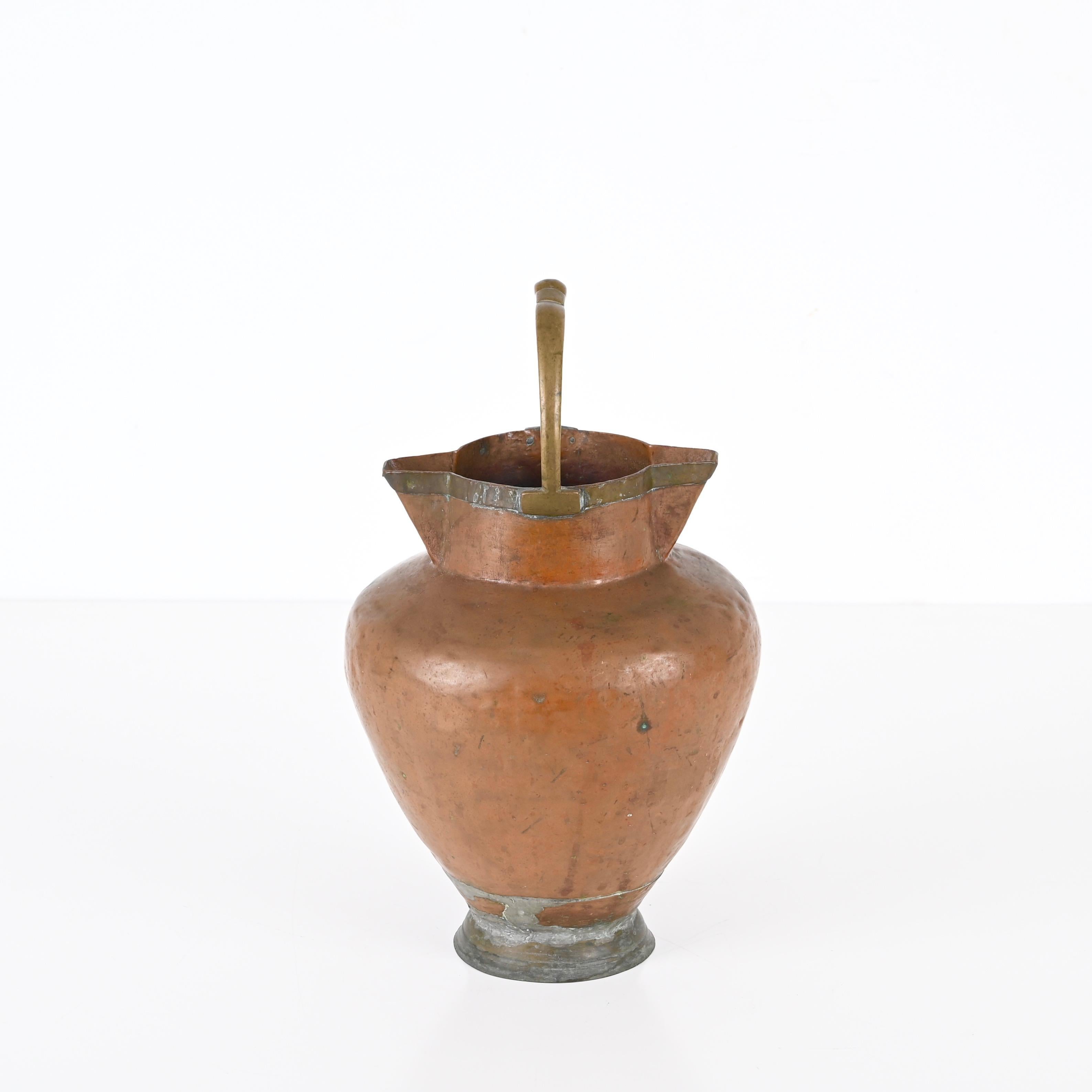 Mid-Century Modern Italian Decorative Copper Vase or Decanter with Brass Handle, Italy, Late '800s For Sale