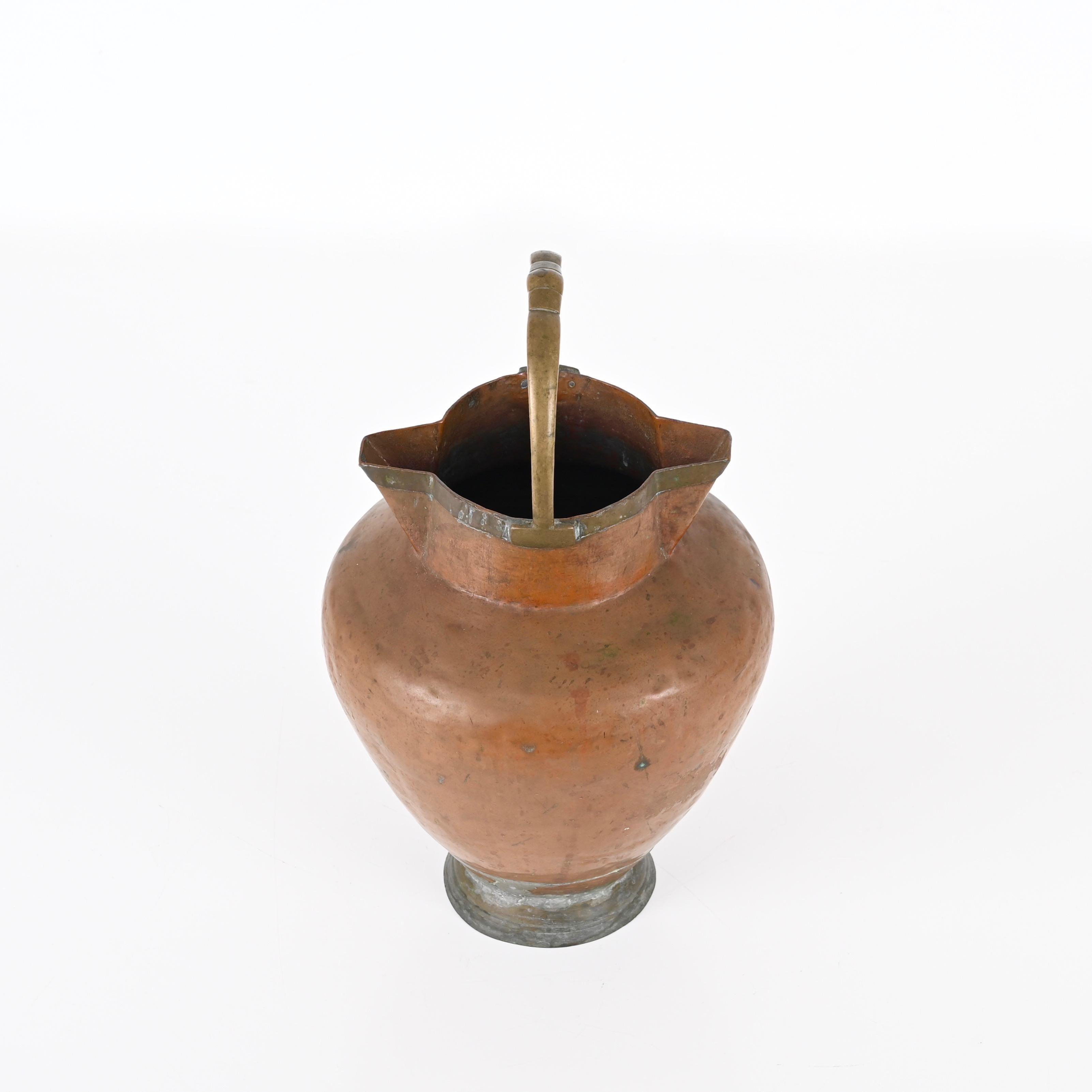 Hand-Crafted Italian Decorative Copper Vase or Decanter with Brass Handle, Italy, Late '800s For Sale