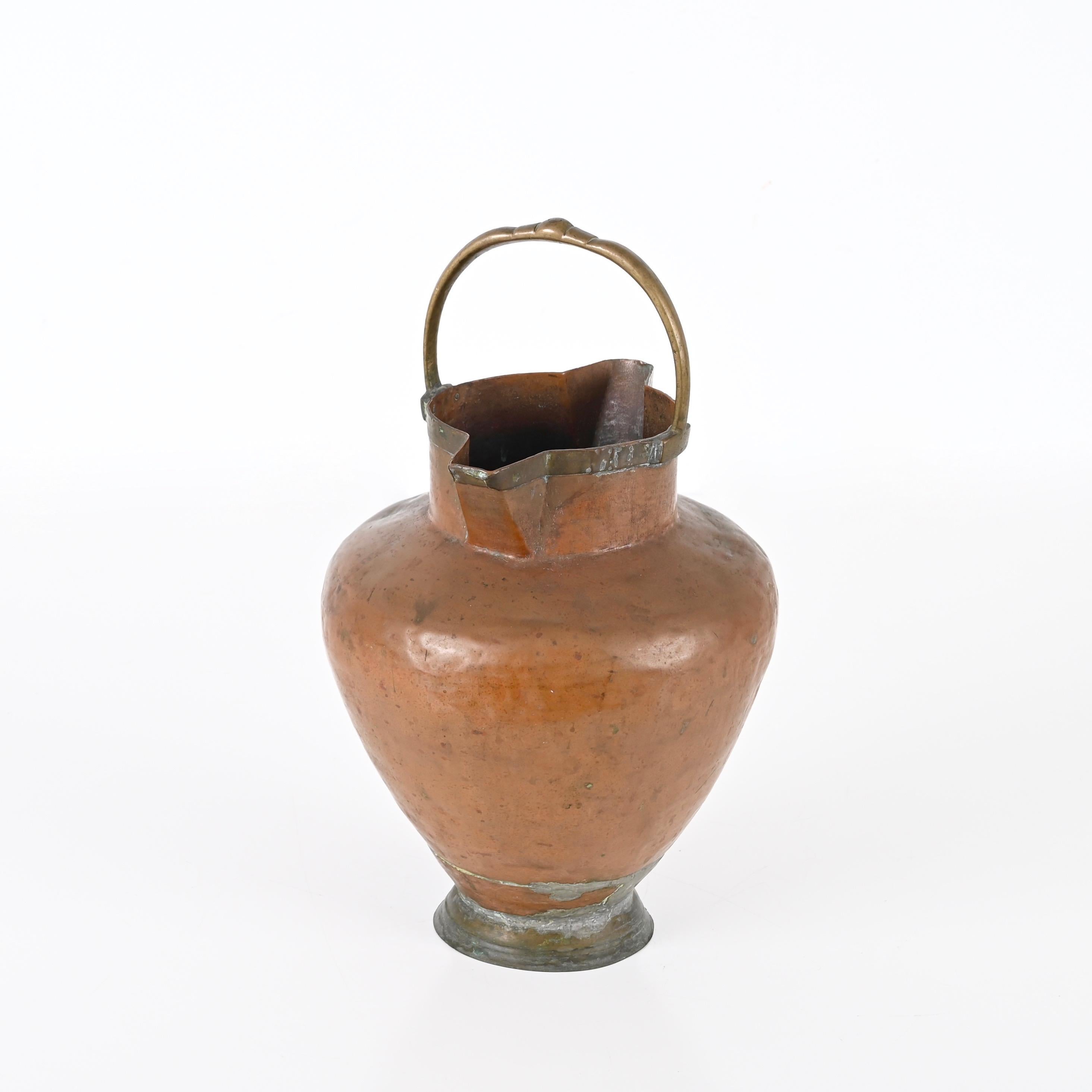 Italian Decorative Copper Vase or Decanter with Brass Handle, Italy, Late '800s In Good Condition For Sale In Roma, IT