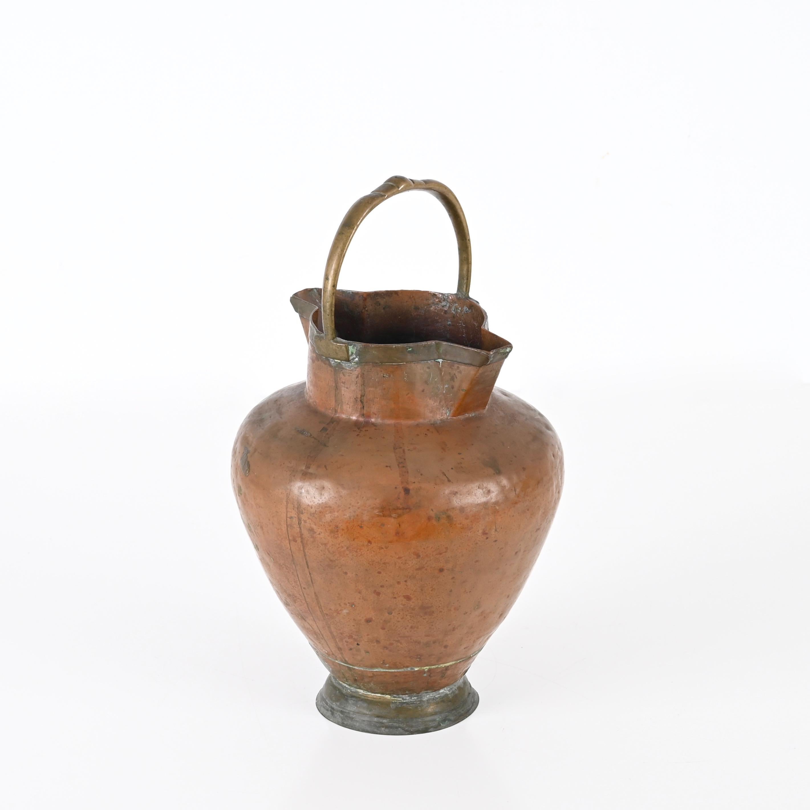 Italian Decorative Copper Vase or Decanter with Brass Handle, Italy, Late '800s For Sale 2