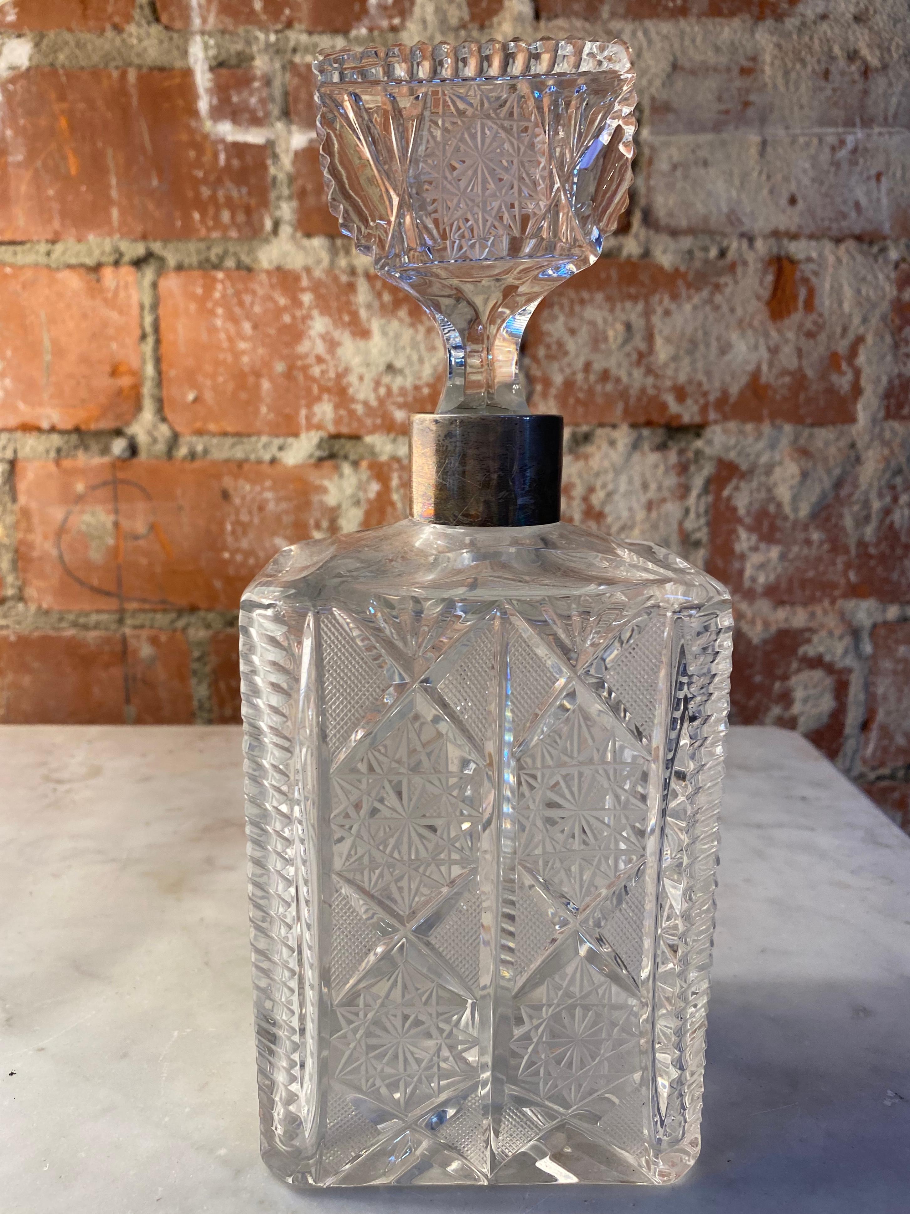 Wunderschöne dekorative Flasche aus italienischem Kristall, hergestellt in Italien in den 1940er Jahren.