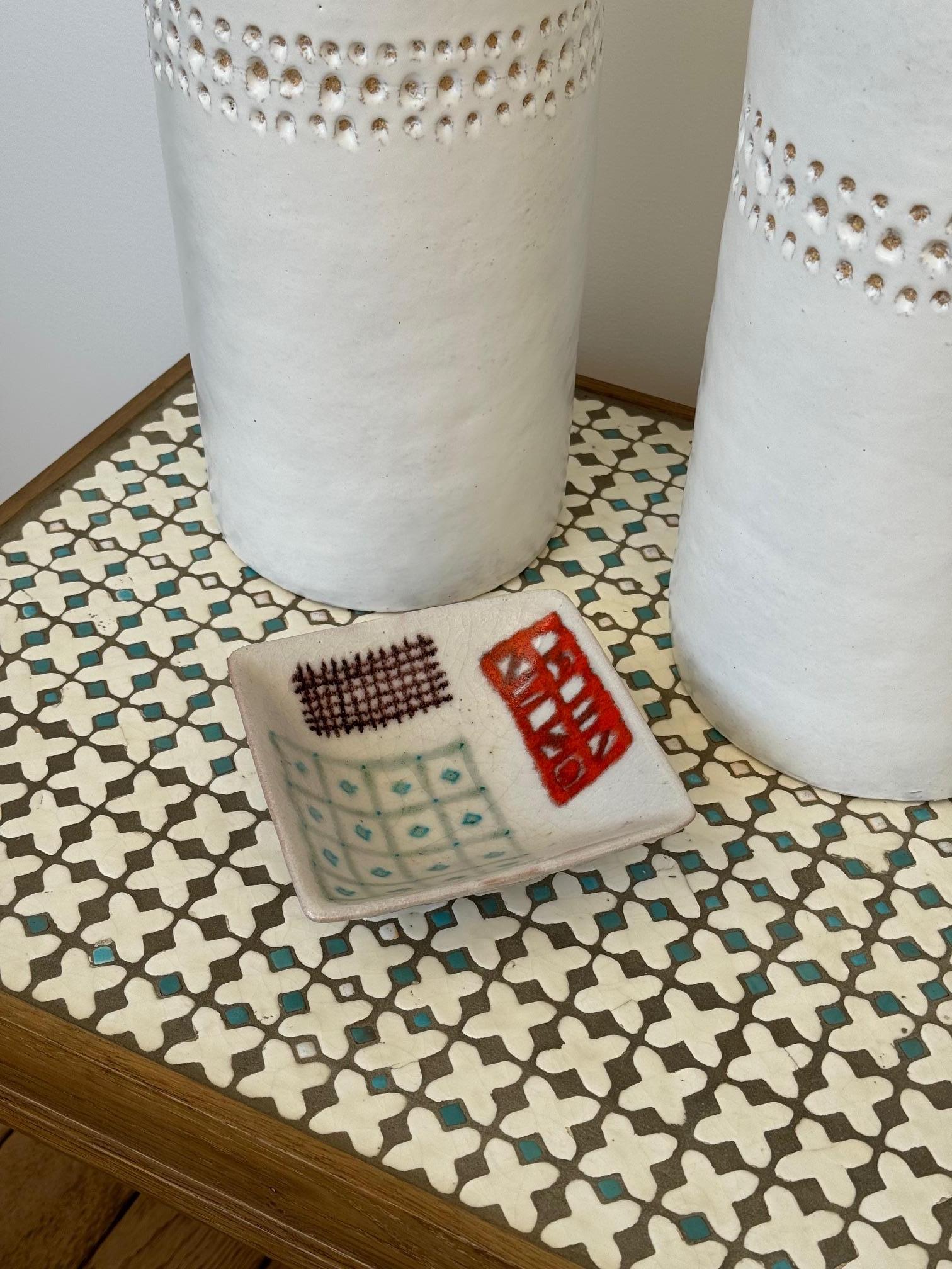 Tasse oder Videopoche von Guido Gambone
Handemailliert mit geometrischem Muster
Maße: H 4 cm x L 14 cm
Signiert Gambone Italien mit Eselszeichen am Sockel.

