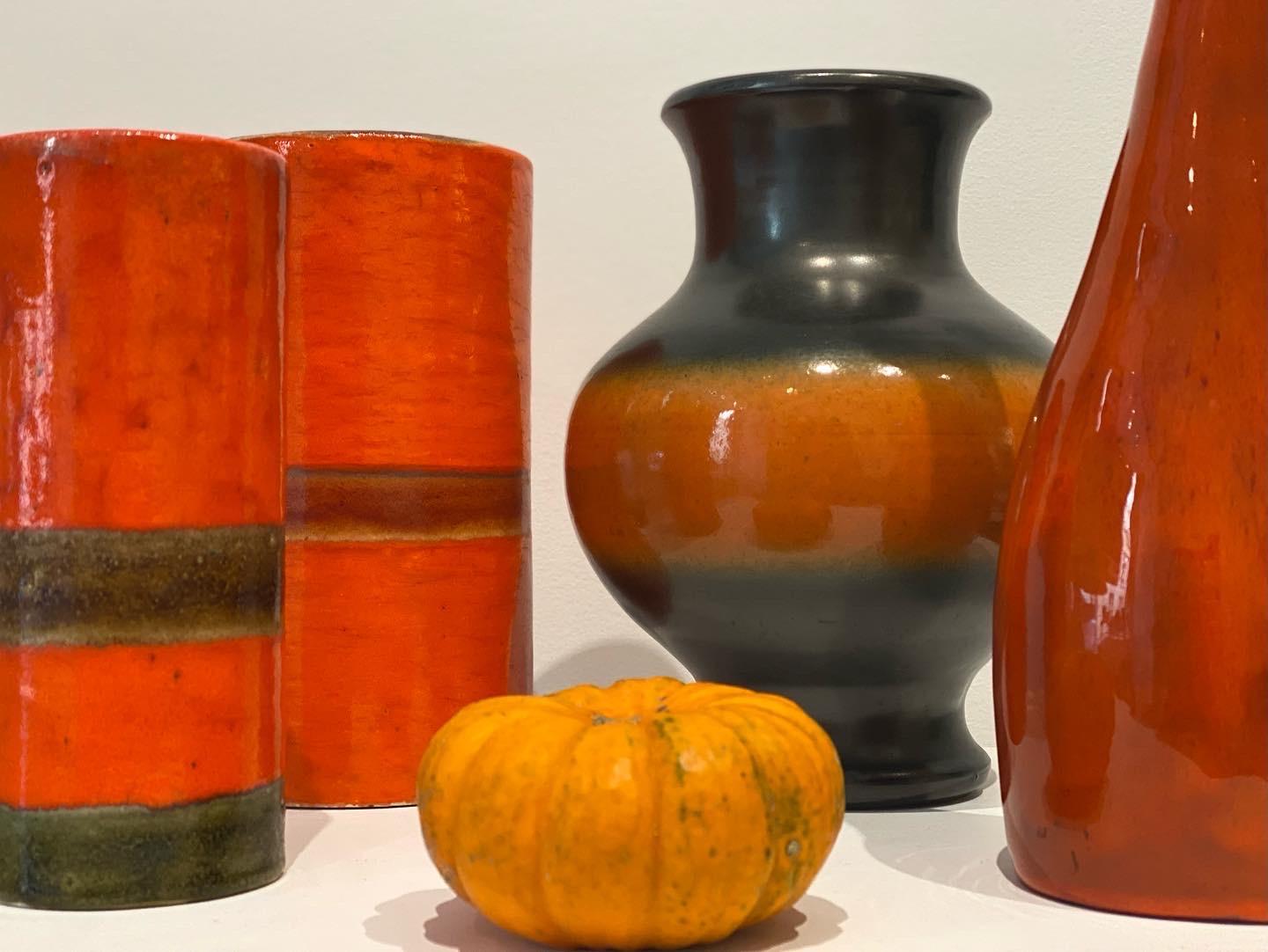 Paire de vases en céramique décoratifs italiens du milieu du siècle signés par Gambone en vente 2