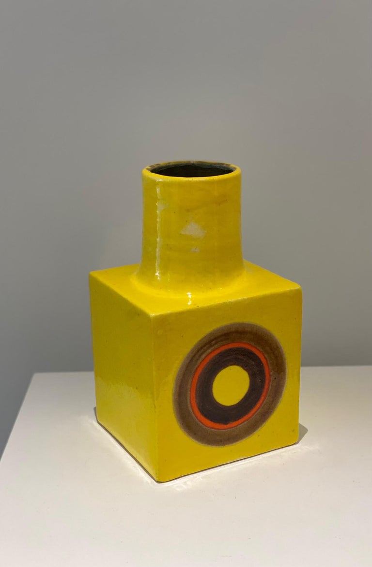 Italian Decorative Mid-Century Yellow Ceramic Vase Signed by Gambone In Good Condition For Sale In Paris, FR