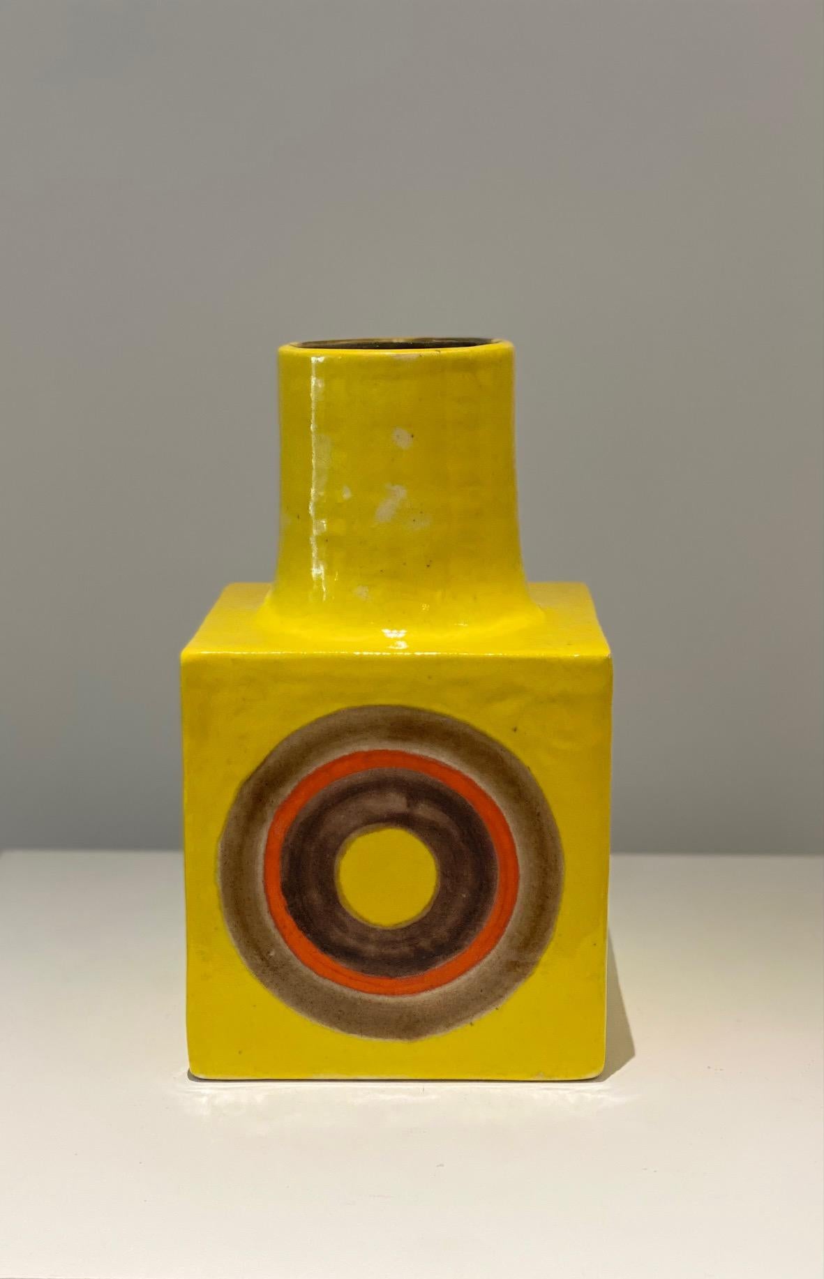 Milieu du XXe siècle Vase décoratif italien en céramique jaune du milieu du siècle dernier signé par Gambone en vente