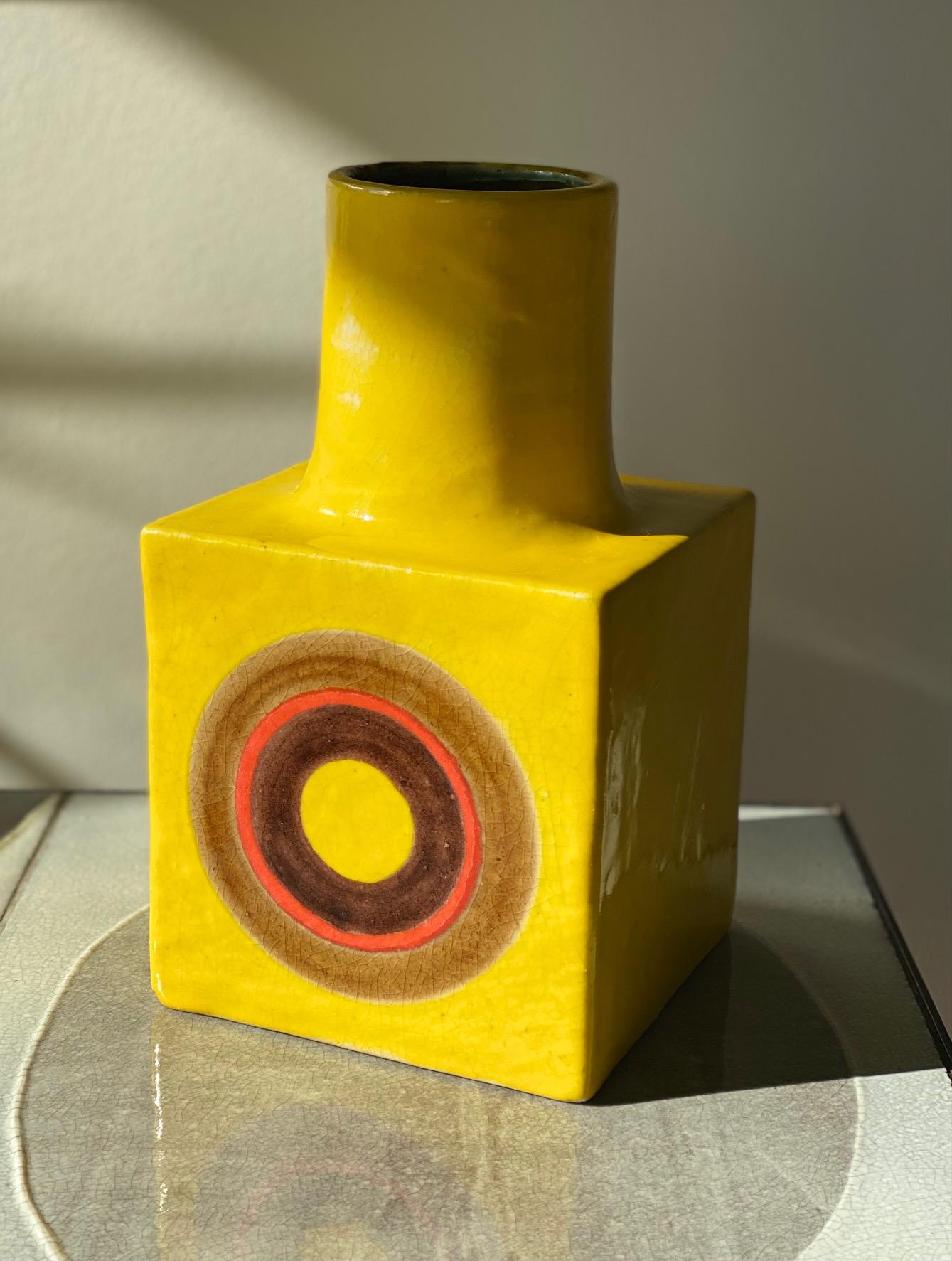 Italienische dekorative gelbe Keramikvase aus der Mitte des Jahrhunderts, signiert von Gambone im Angebot 1