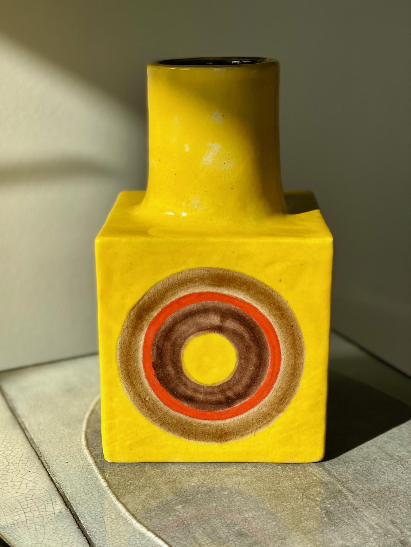 Vase décoratif italien en céramique jaune du milieu du siècle dernier signé par Gambone en vente 1