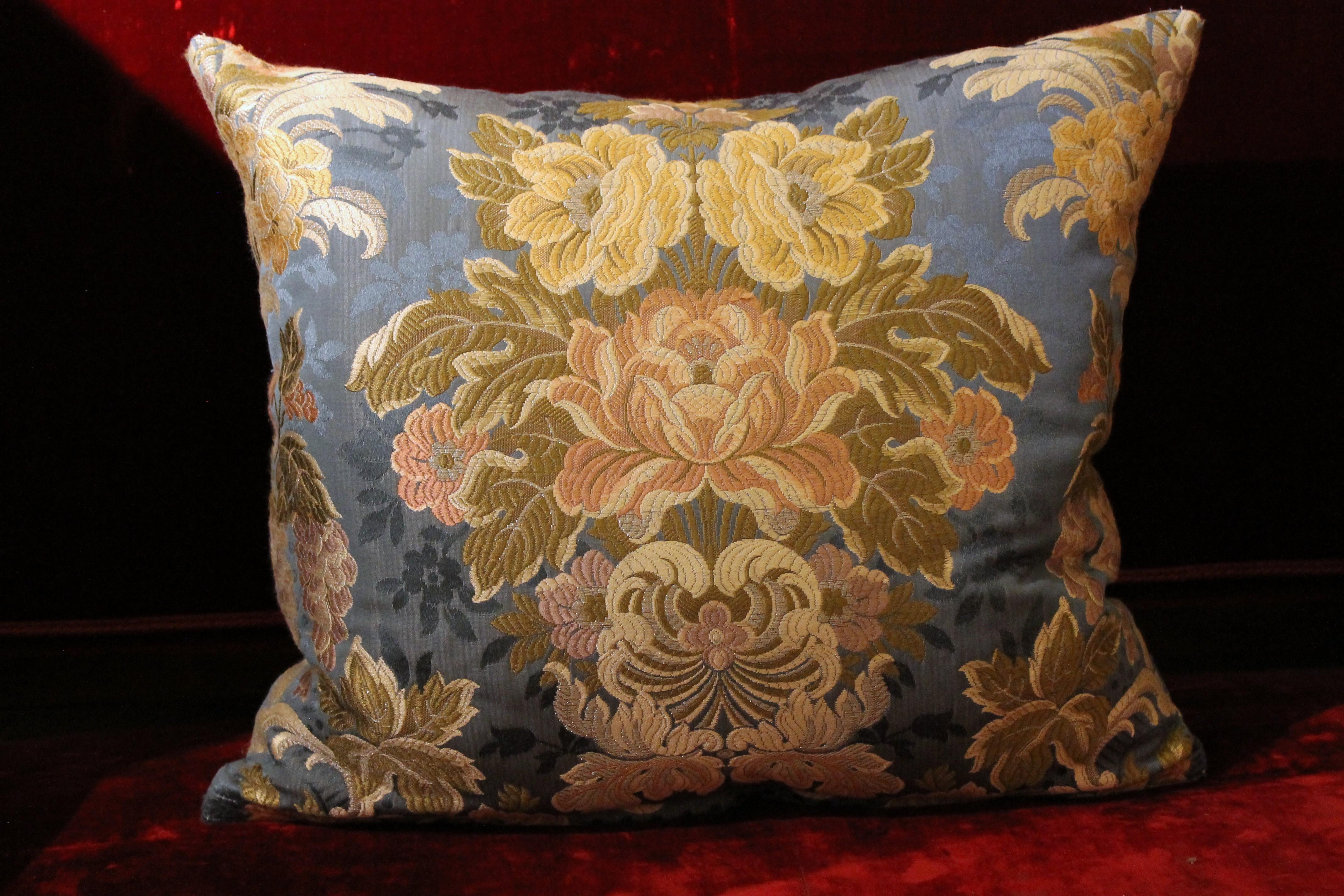 These beautiful decorative throw pillows are designed and hand crafted in Italy, upholstered on both sides with a particular kind of luxury brocade called Lampas made of 100% cotton fabric.
This high end fabric features gorgeous floral design and
