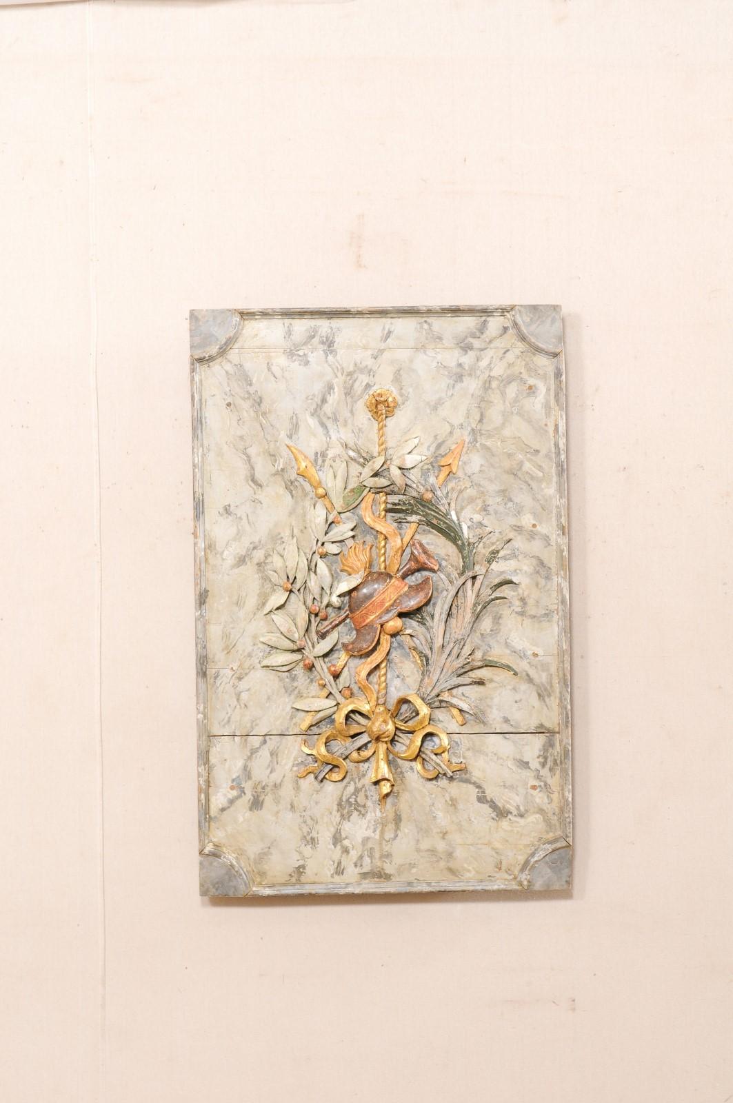Eine italienische, handgeschnitzte Wandtafel aus dem 19. Jahrhundert, original bemalt und vergoldet. Diese antike Wanddekoration aus Italien verfügt über eine rechteckige geformte Einfassung mit Viertelkreis-Innenkanten, die eine geschnitzte