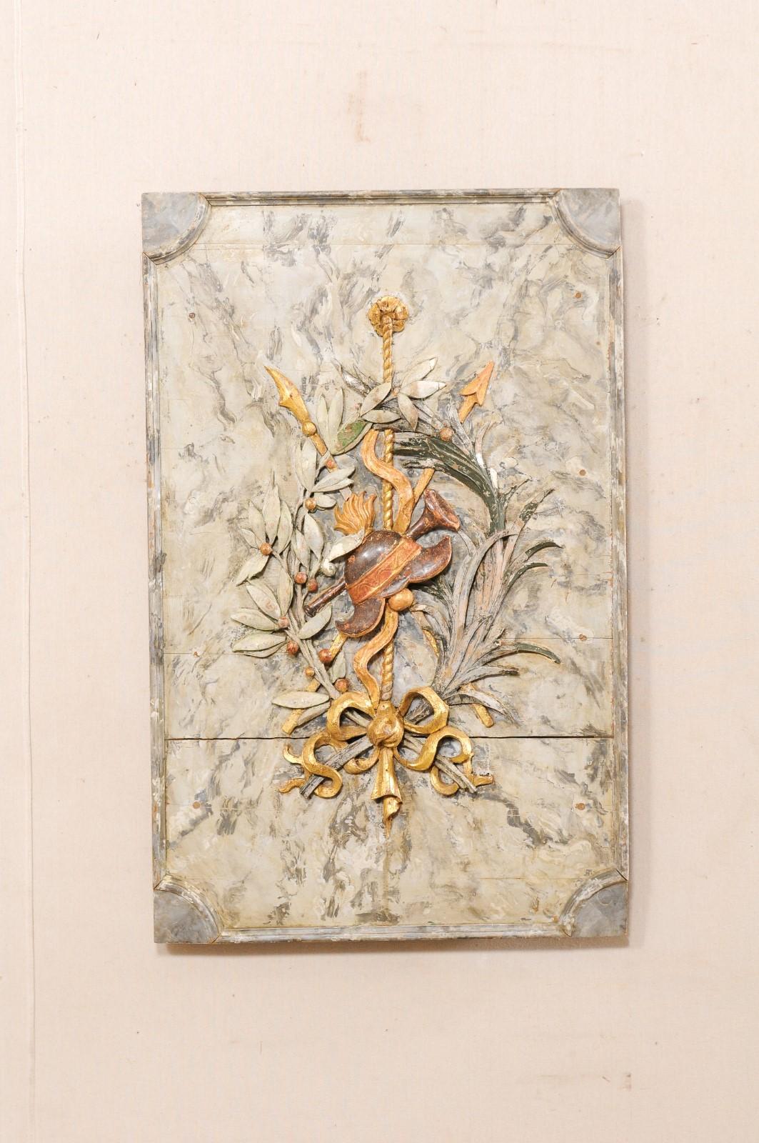 Italienisches dekoratives Wandteppich mit Helmet, Horn und Pfeilen geschnitzt, 19. Jahrhundert im Zustand „Gut“ im Angebot in Atlanta, GA