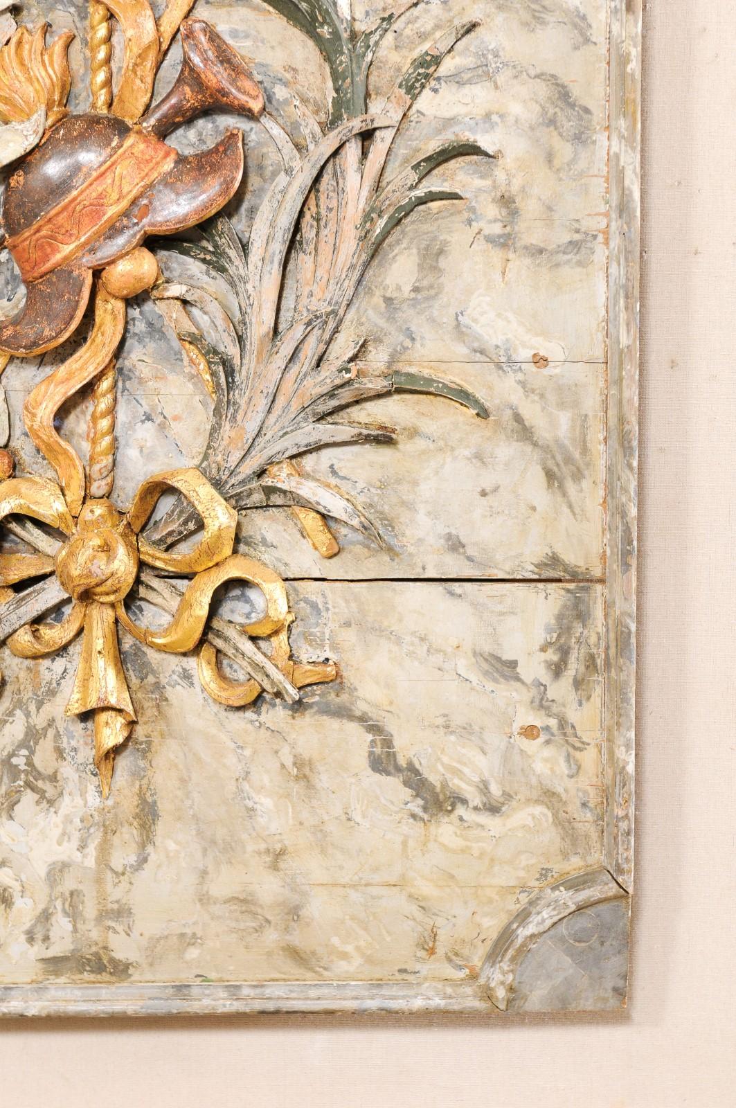 Italienisches dekoratives Wandteppich mit Helmet, Horn und Pfeilen geschnitzt, 19. Jahrhundert im Angebot 1