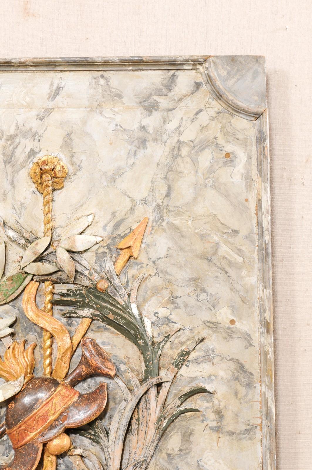 Italienisches dekoratives Wandteppich mit Helmet, Horn und Pfeilen geschnitzt, 19. Jahrhundert im Angebot 2