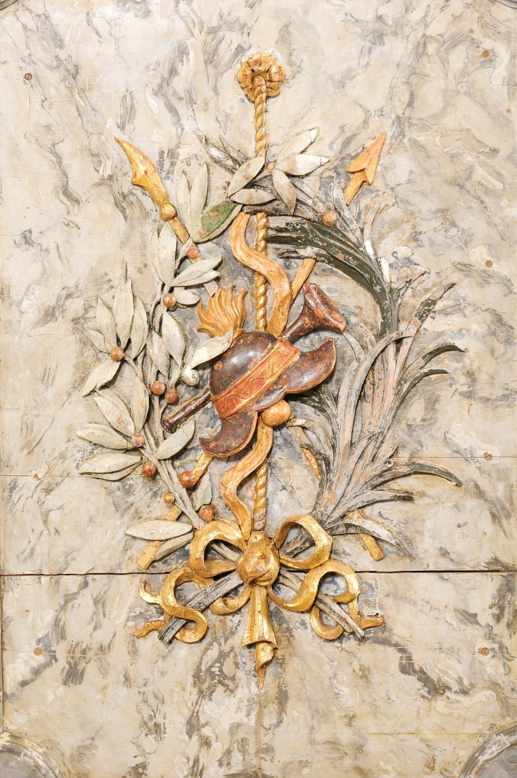 Italienisches dekoratives Wandteppich mit Helmet, Horn und Pfeilen geschnitzt, 19. Jahrhundert im Angebot 4