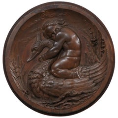 Plaque murale italienne sculptée avec putto et hiboux d'eau début du 19ème siècle