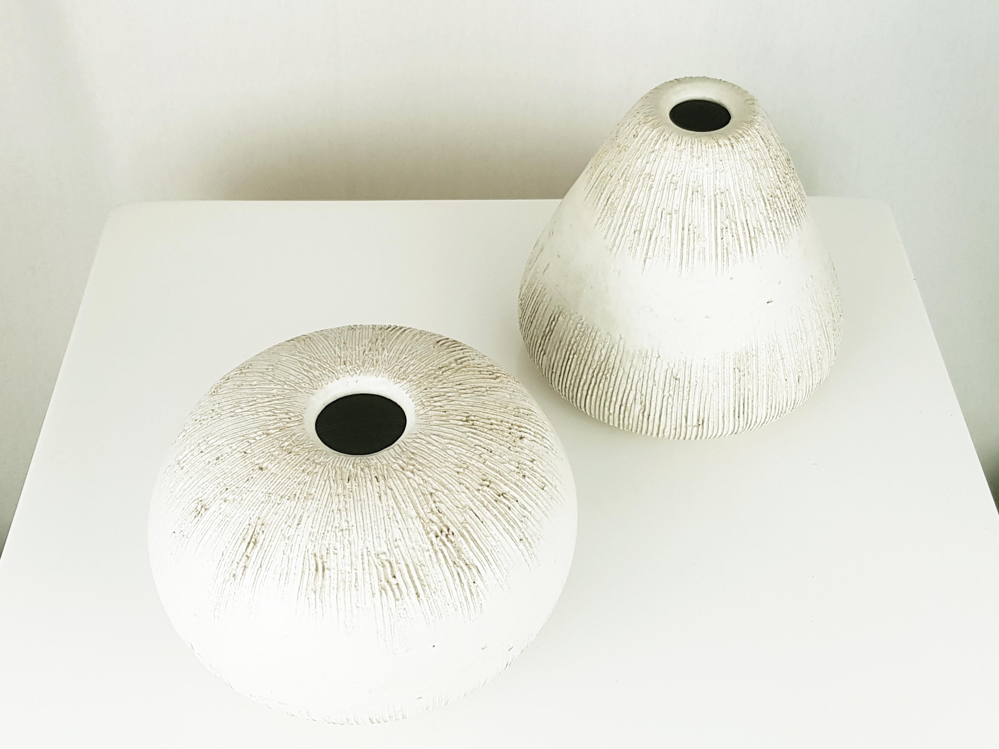 Italian Decorative White / Ivory Ceramic 1970/80s Vases by La Bottega, Set of 2 In Excellent Condition For Sale In Varese, Lombardia
