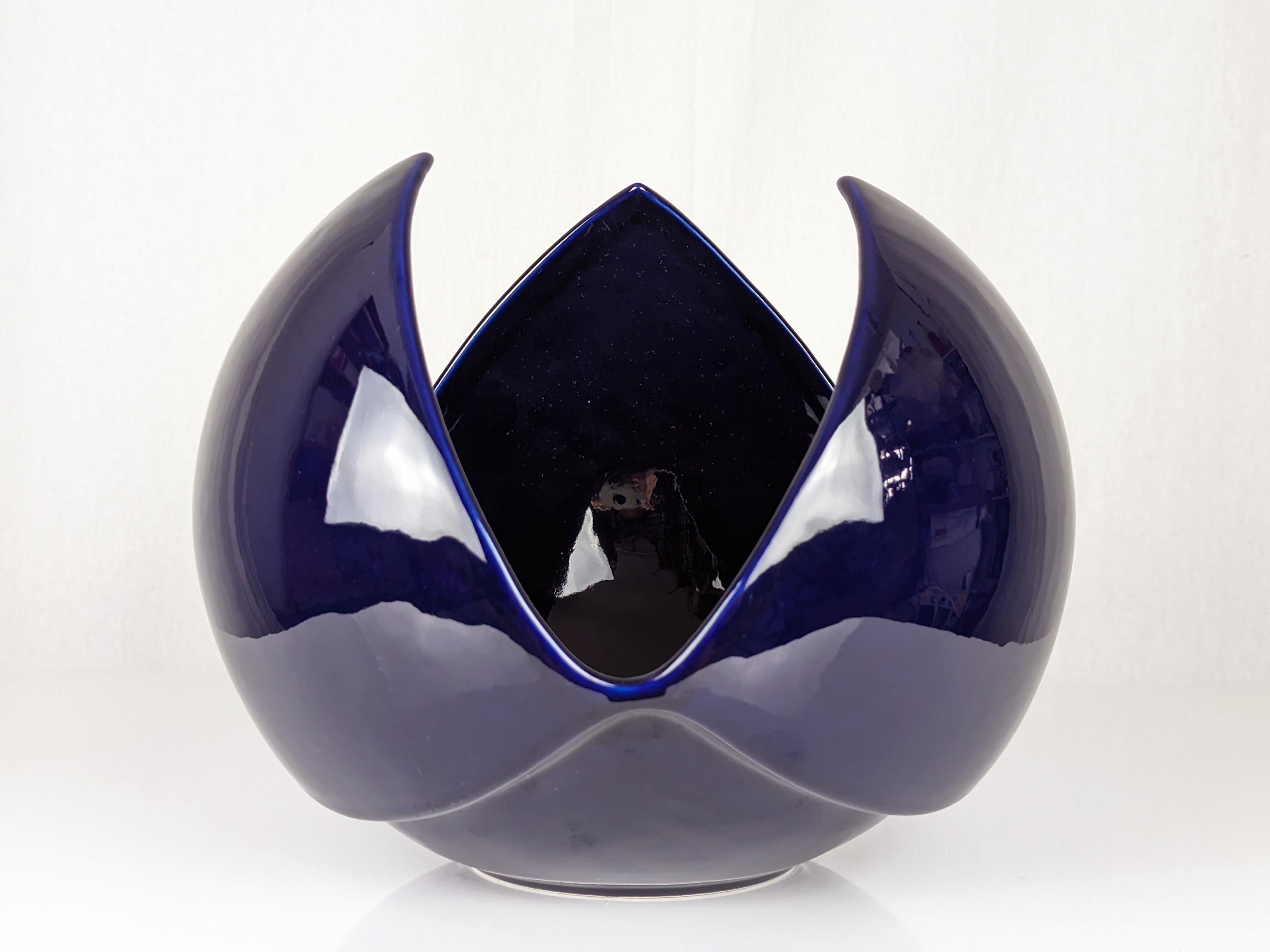 Late 20th Century Italian deep blue ceramic vase centerpiece by Sele Arte, Nove 1970s For Sale