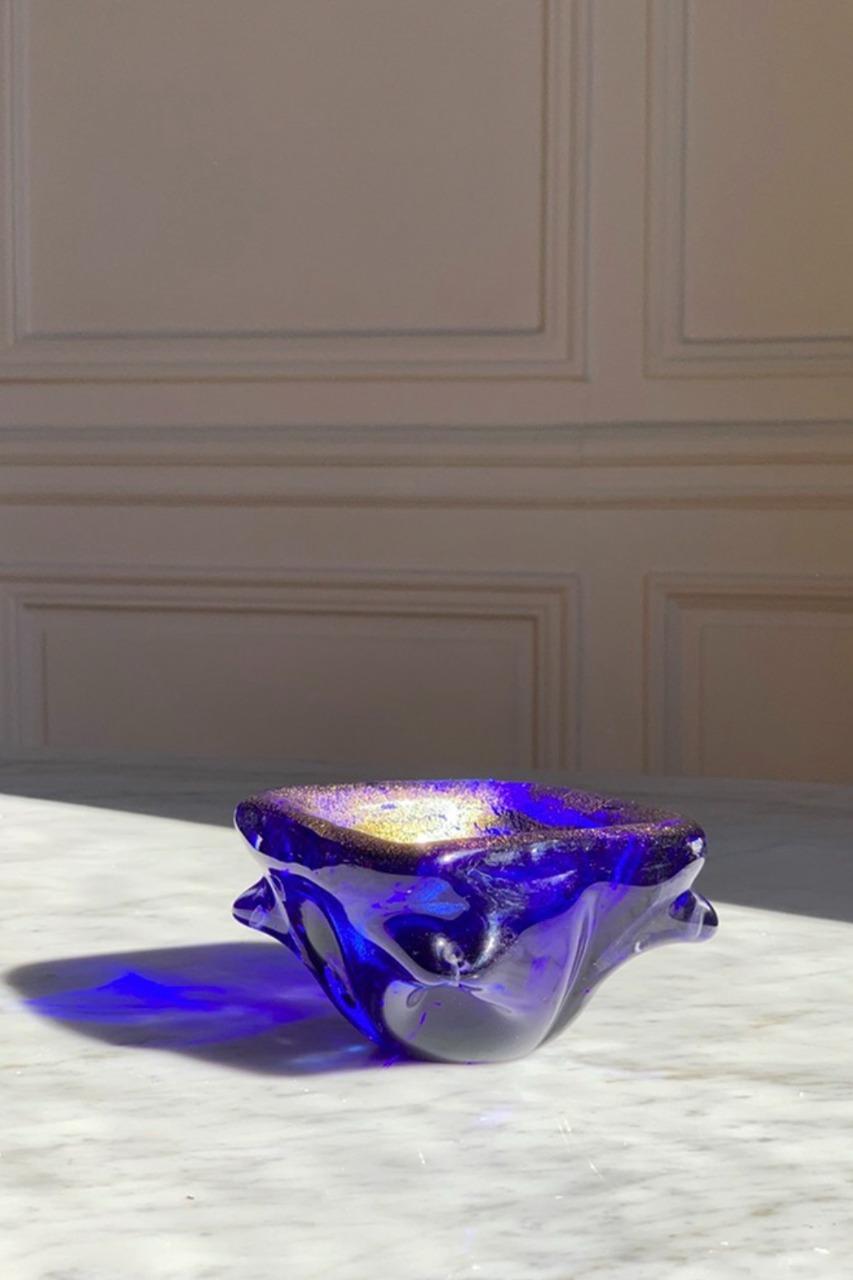 Italian Deep Blue Murano Glass Bowl with Gold Flecks, Italy, 1950s In Good Condition For Sale In Buenos Aires, AR