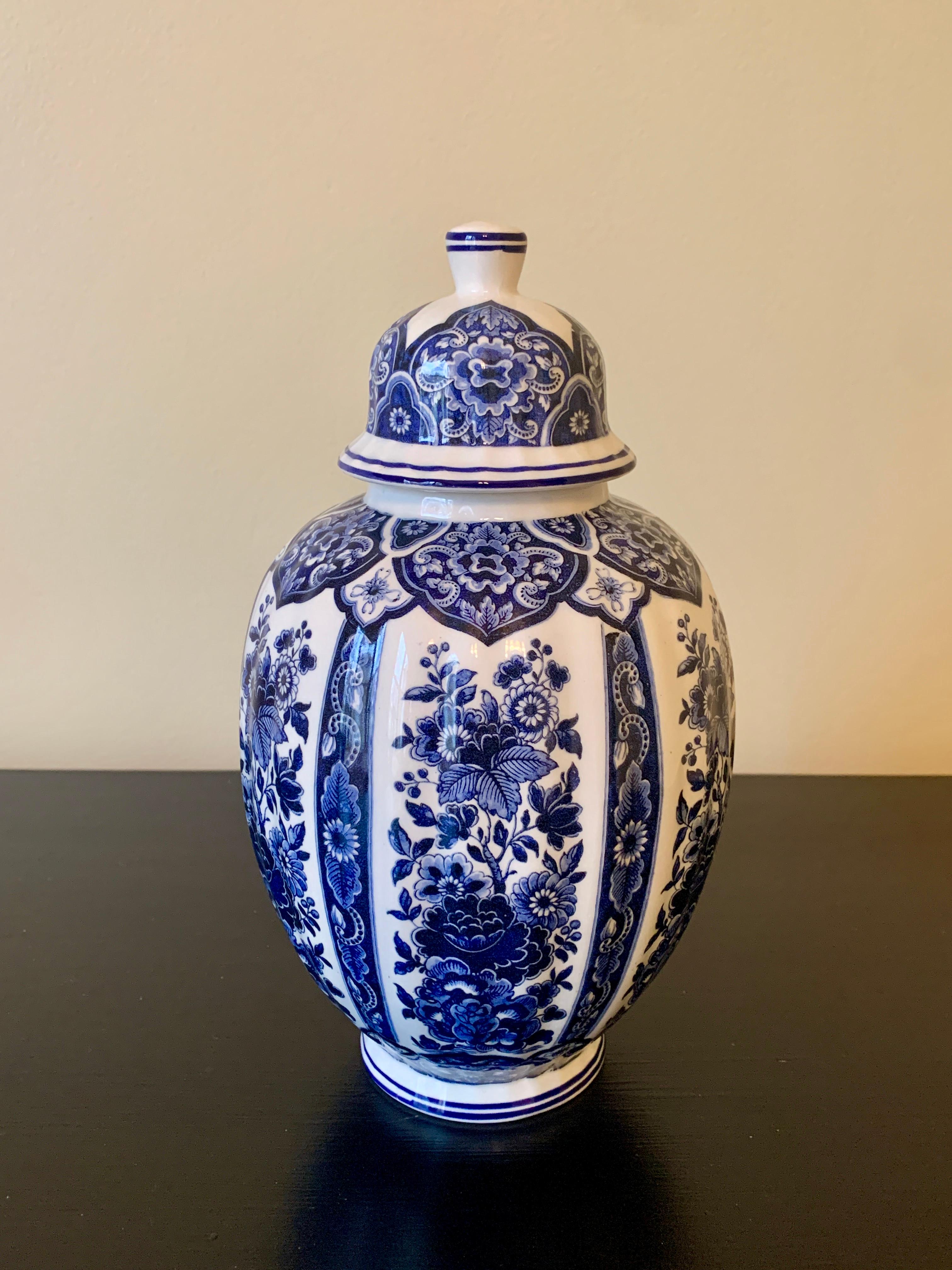 A beautiful Delft Chinoiserie style blue and white porcelain covered ginger jar or temple jar

By Ardalt Blue Delfia

Italy, Mid-20th Century

Measures: 5.25ʺW × 5.25ʺD × 9.5ʺH.

Very good vintage condition.