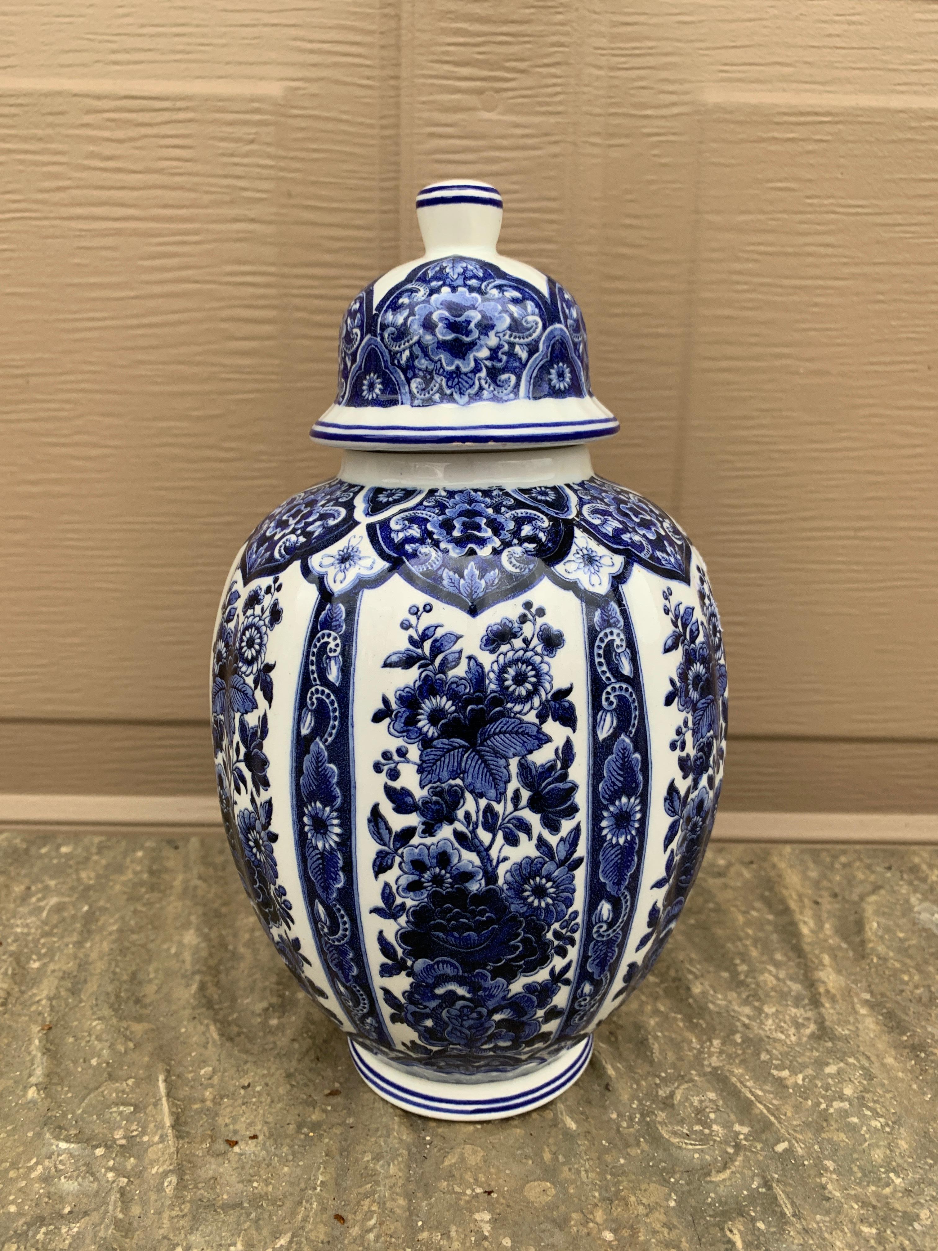 Magnifique pot à gingembre ou pot à temple couvert en porcelaine bleue et blanche de style Delft Chinoiserie.

Par Ardalt Blue Delfia

Italie, Milieu du 20ème siècle

Mesures : 5,25ʺW × 5,25ʺD × 9,5ʺH.

Très bon état vintage.
