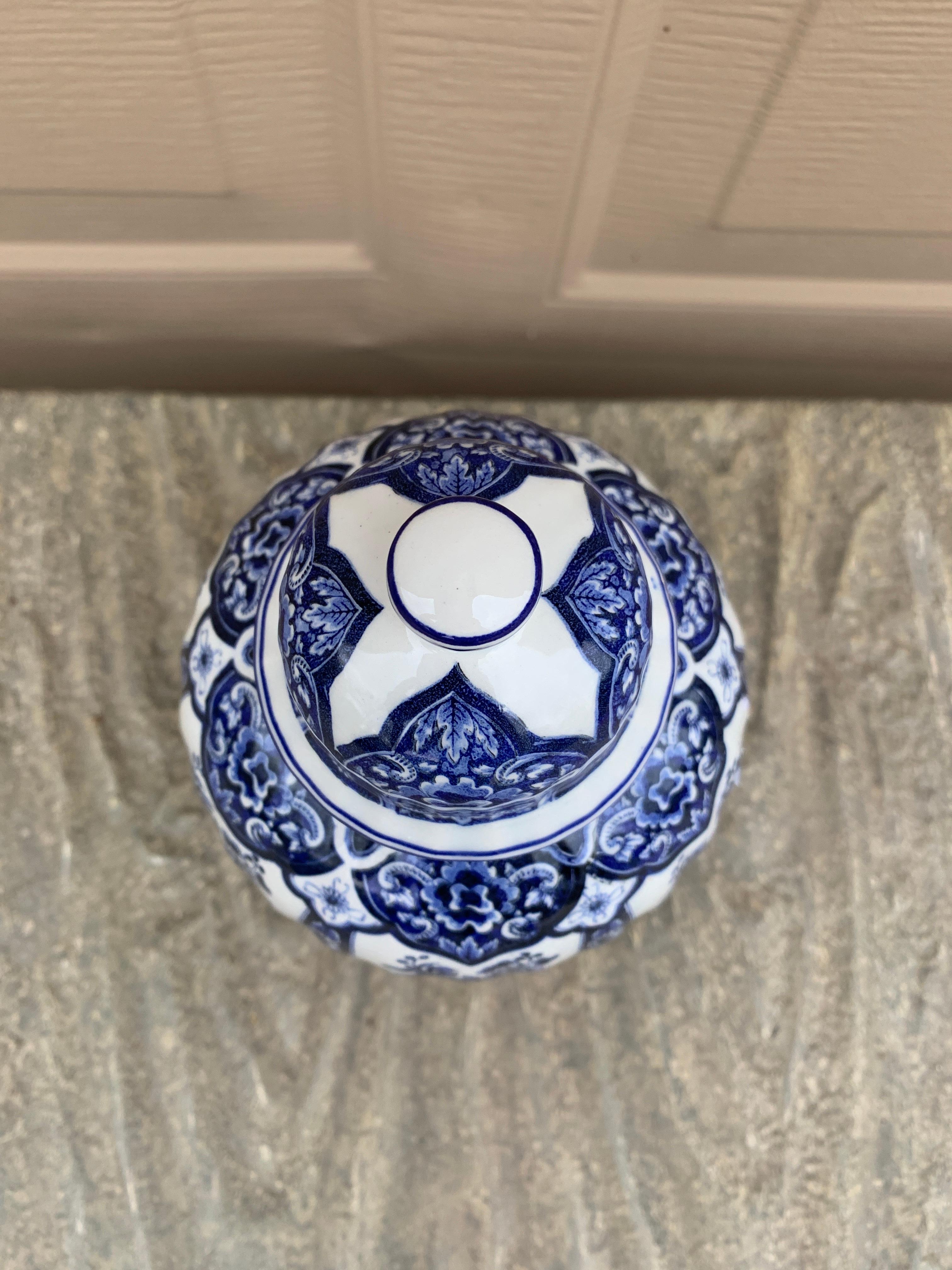 20ième siècle Pot à gingembre italien Delfts bleu et blanc de style chinoiserie par Ardalt en vente