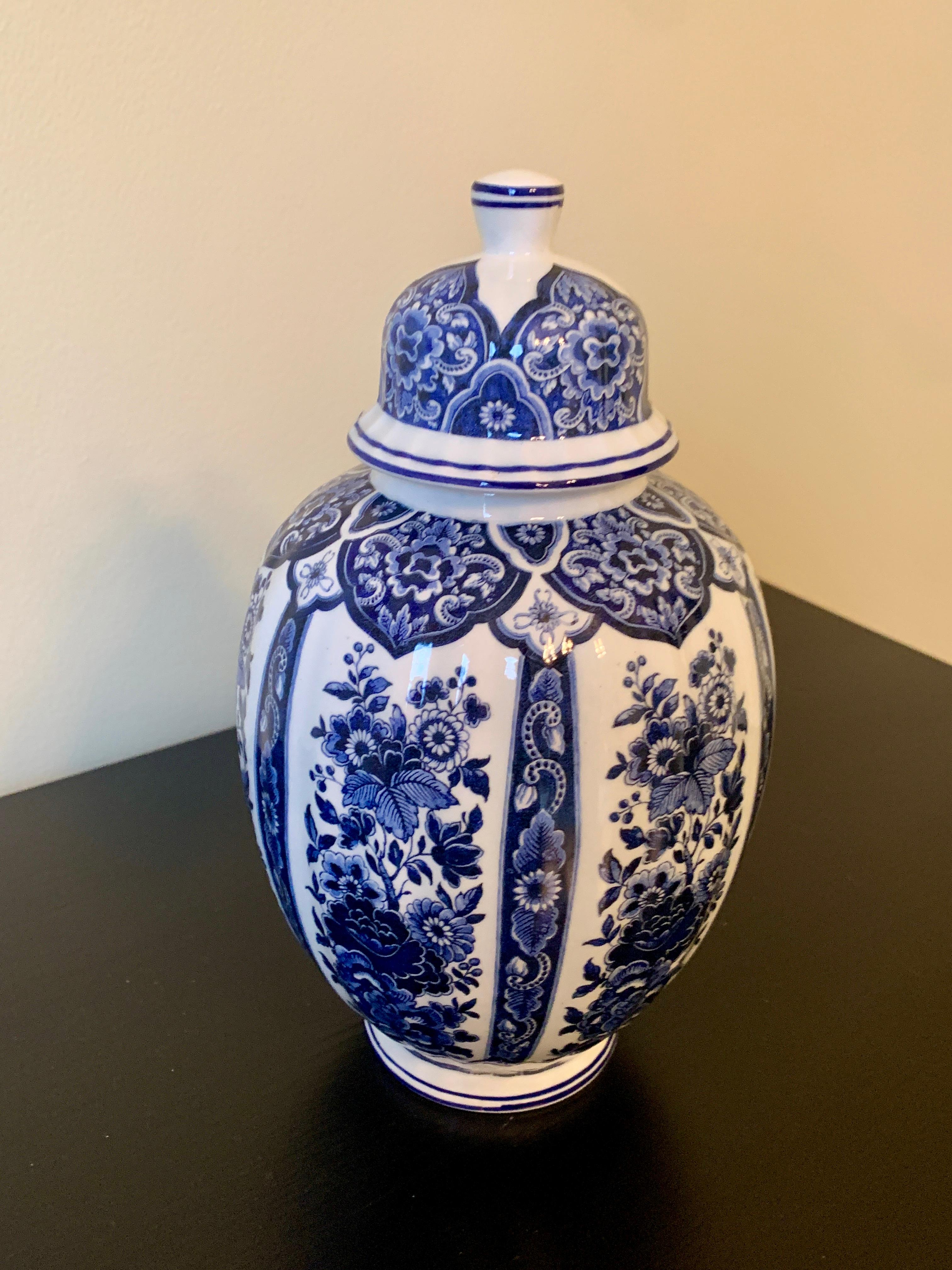 Porcelaine Pot à gingembre italien Delfts bleu et blanc de style chinoiserie par Ardalt 