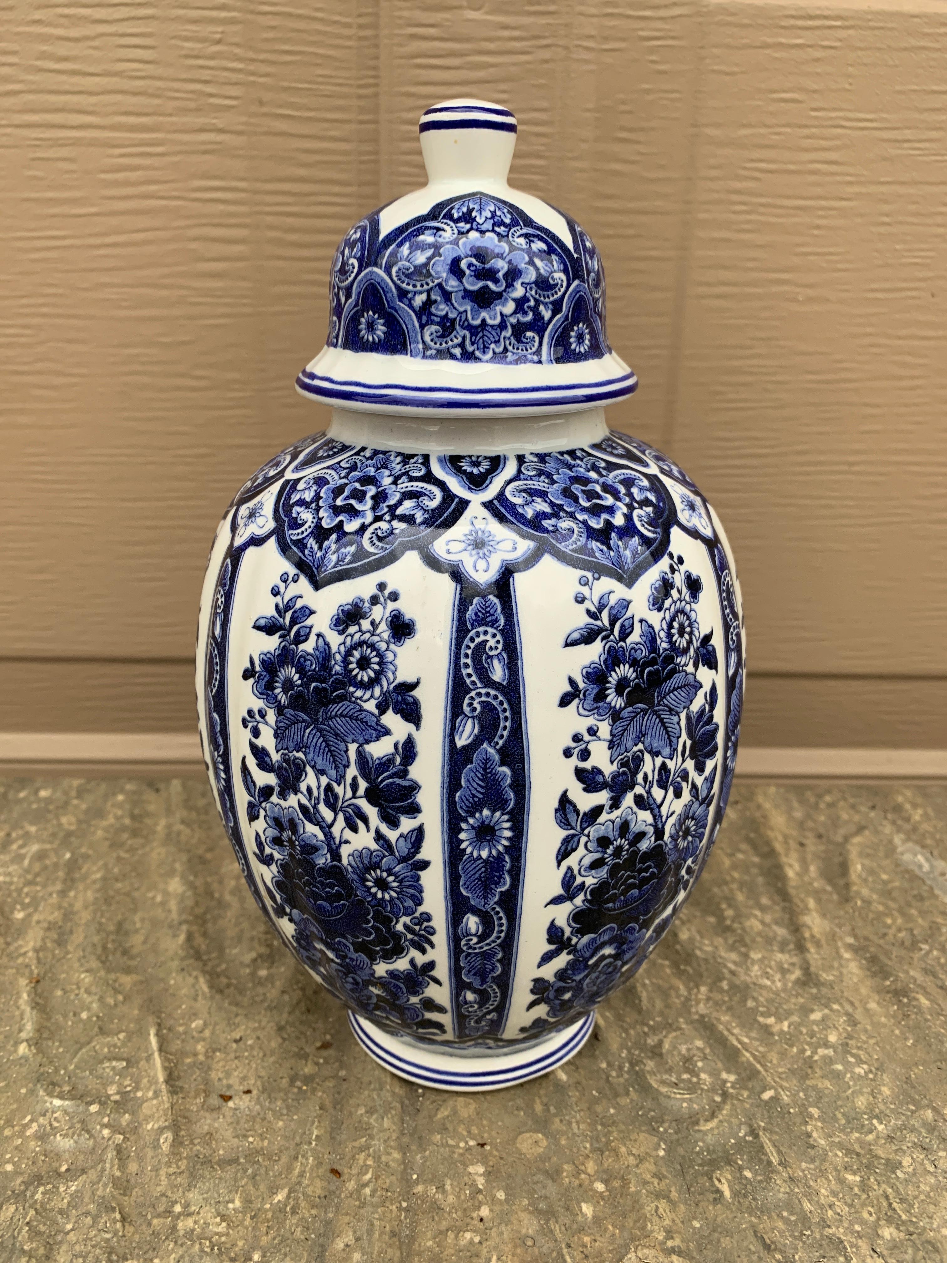 Porcelaine Pot à gingembre italien Delfts bleu et blanc de style chinoiserie par Ardalt en vente