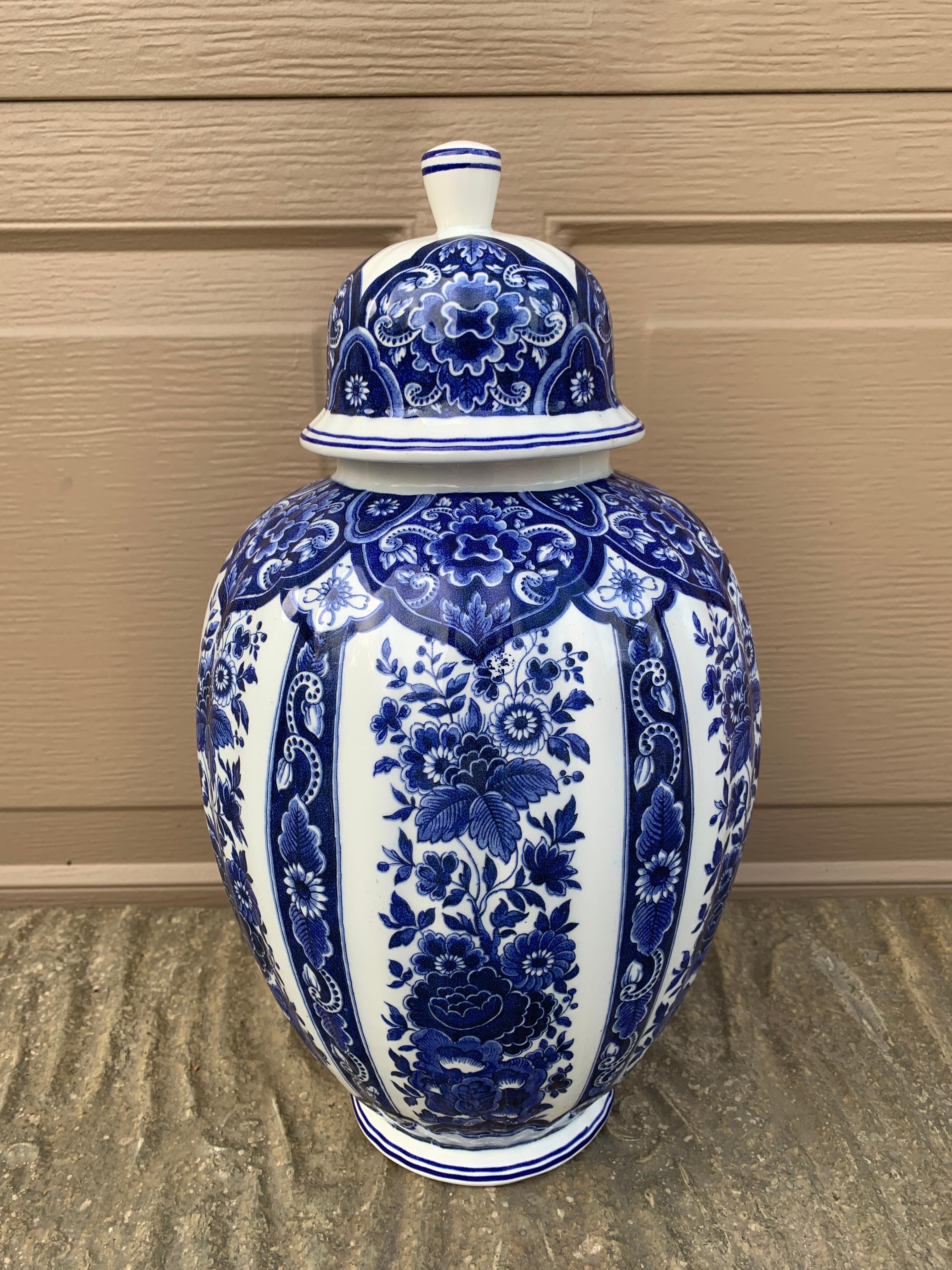 Un hermoso jengibre italiano de porcelana azul y blanca recubierto ot temple jar

Por Ardalt Azul Delfia

Italia, mediados del siglo XX

Medidas: 8ʺAN × 8ʺD × 14,5ʺH.

Muy buen estado vintage.