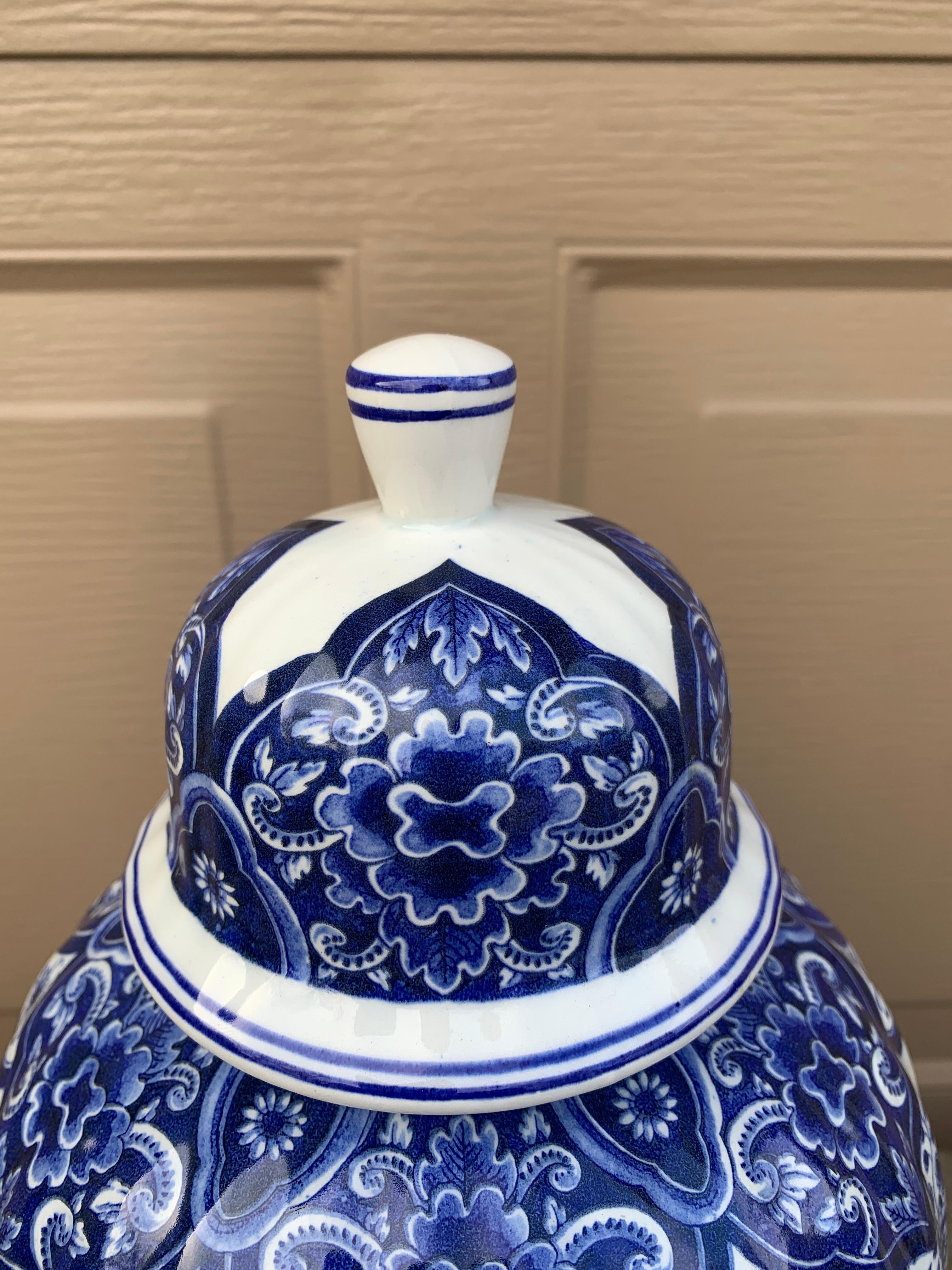 Jarra de jengibre de porcelana chinoiserie azul y blanca italiana Delfts siglo XX en venta