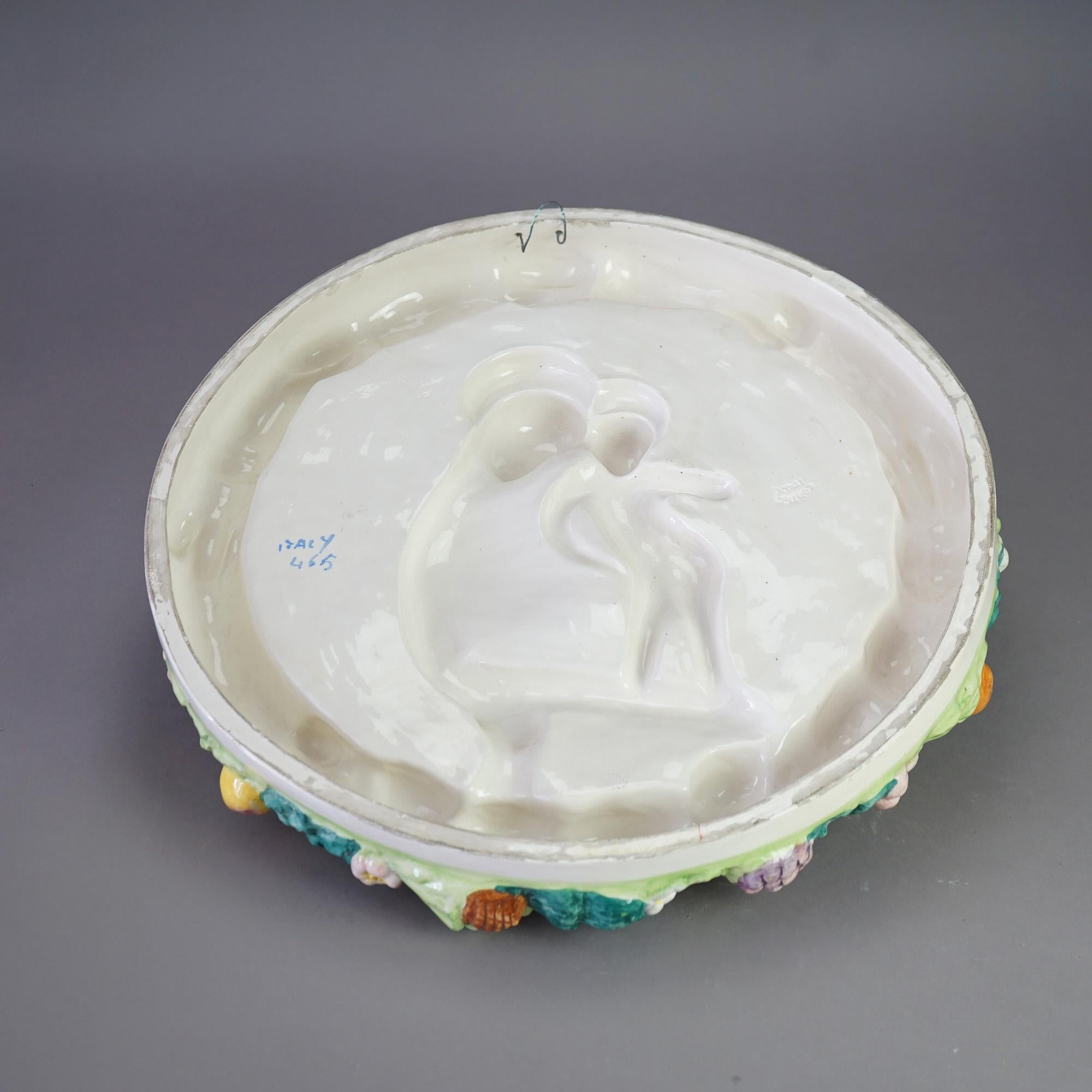 Plaque en poterie italienne de Della Robin représentant Marie et l'enfant avec une couronne de fruits 20e C en vente 5