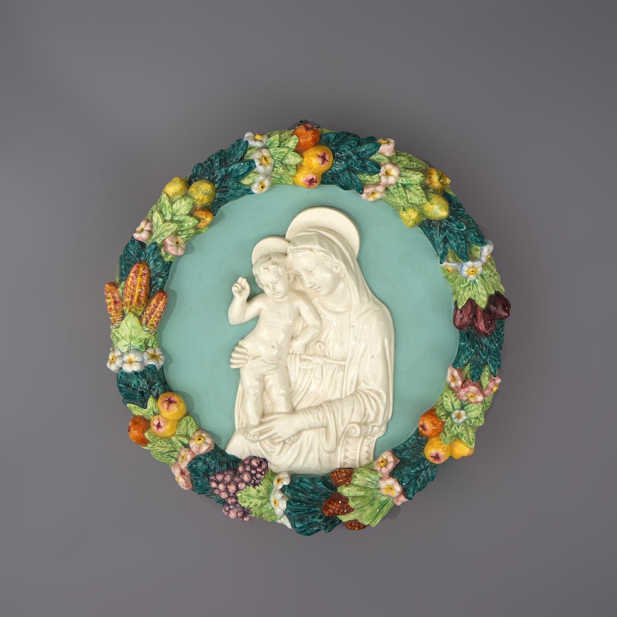 Plaque en poterie italienne de Della Robin représentant Marie et l'enfant avec des fruits et une couronne de fleurs 20e C

Mesures - 3,5 
