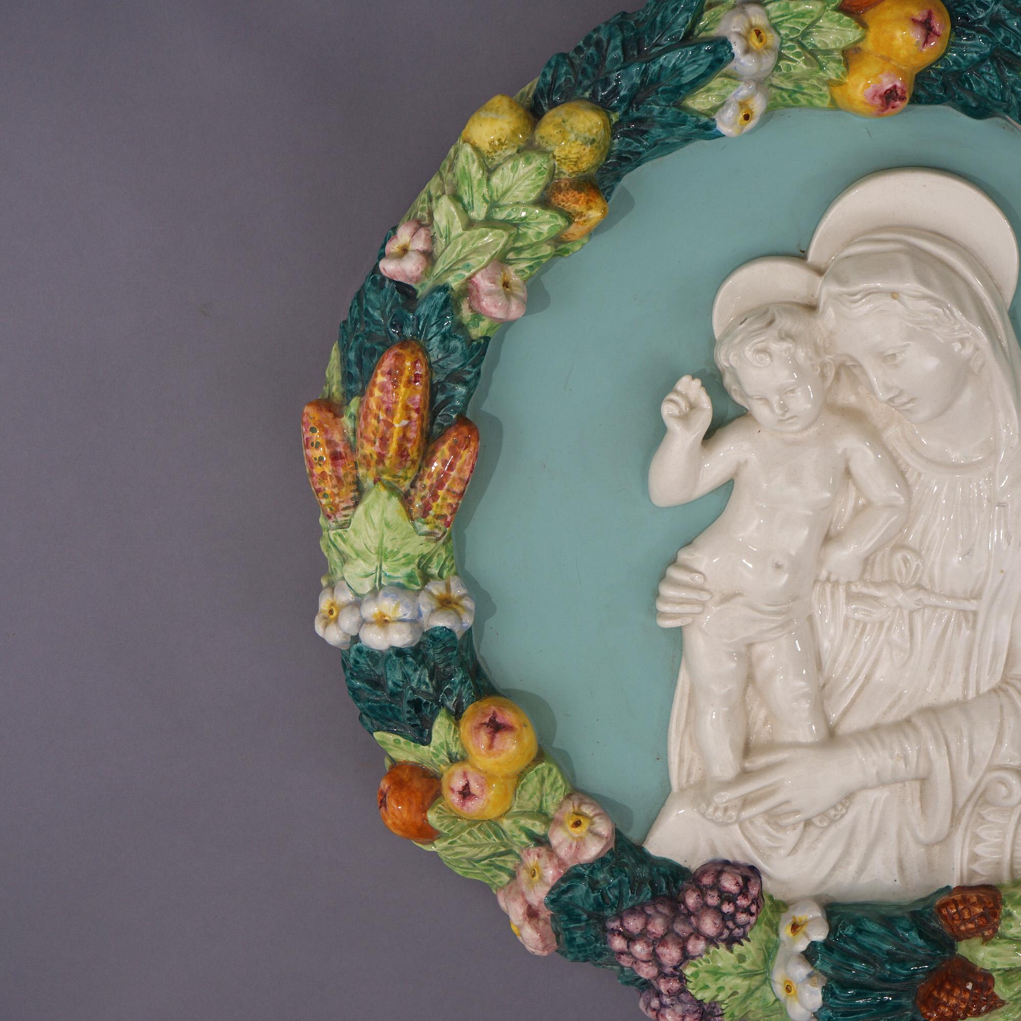 20ième siècle Plaque en poterie italienne de Della Robin représentant Marie et l'enfant avec une couronne de fruits 20e C en vente