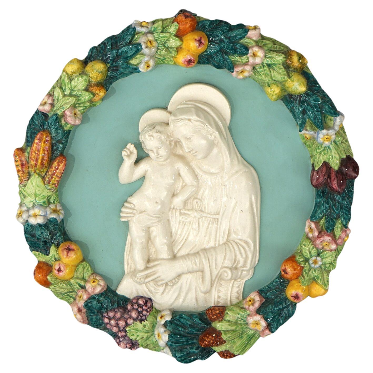 Plaque en poterie italienne de Della Robin représentant Marie et l'enfant avec une couronne de fruits 20e C en vente
