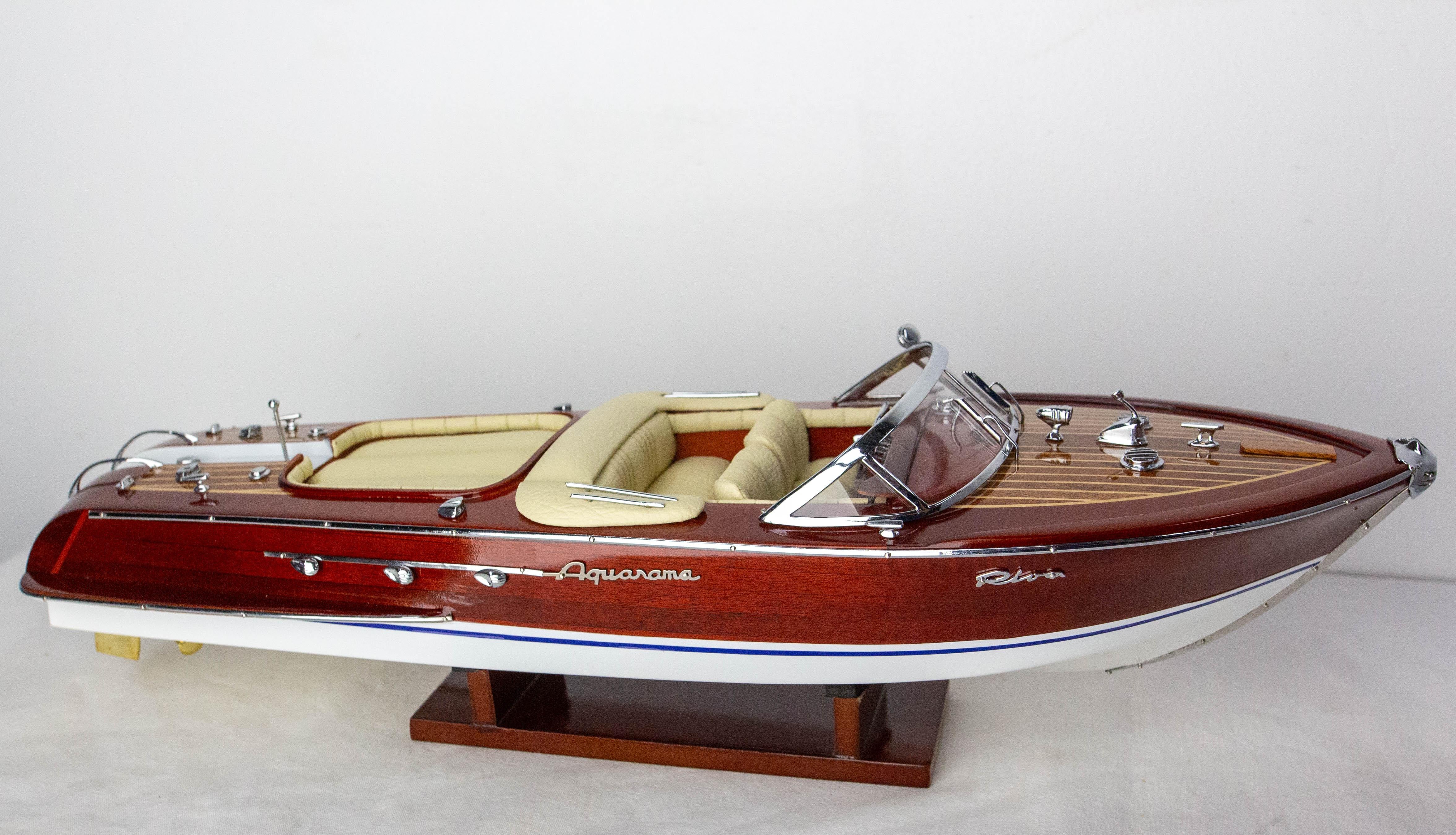 Riva Aquamara wooden model 53 cm, already assembled, ready to display.
A symbol of luxury and refinement, these are inspired by Chris-Craft runabout boats, seen on American lakes or even wooden racing boats such as the legendary Ferrari Arno