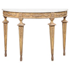 Console italienne de style « demi » avec plateau en marbre blanc et tablier et pieds magnifiquement décorés