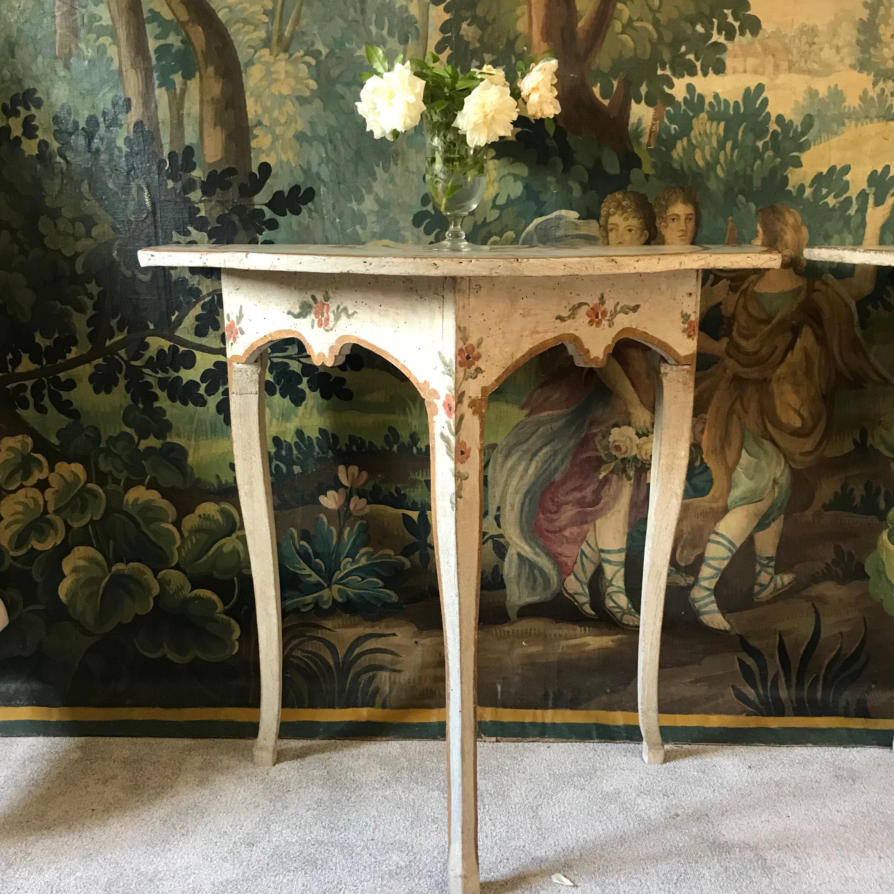 Table console italienne du 18ème siècle de type Demi-lune avec de charmantes fleurs peintes plus tard dans des tons sourds - il y a une paire de ces tables qui peuvent être jointes pour former une table ovale (juste à l'extérieur du cercle) si