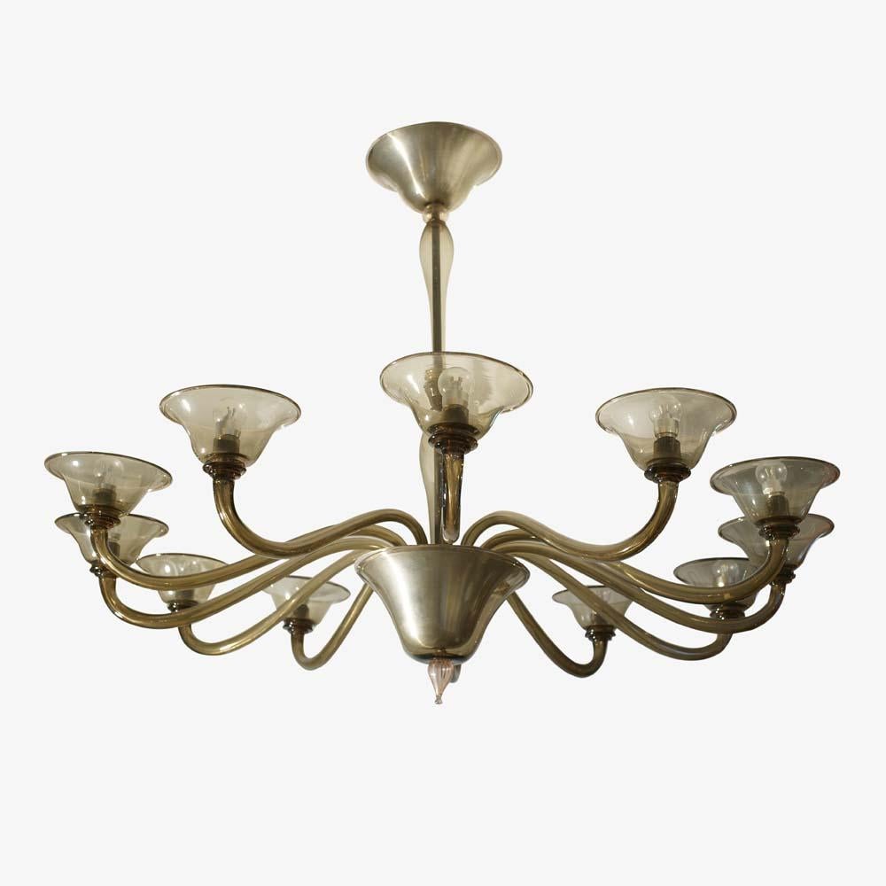 Un grande lampadario veneziano del 1940. Vetro colorato fumé soffiato a mano, 12 luci. Made in Italy Murano ca. 1940 
Cablato per lavorare in Europa e negli Stati Uniti
Potenza: 60 watt max. ciascuno