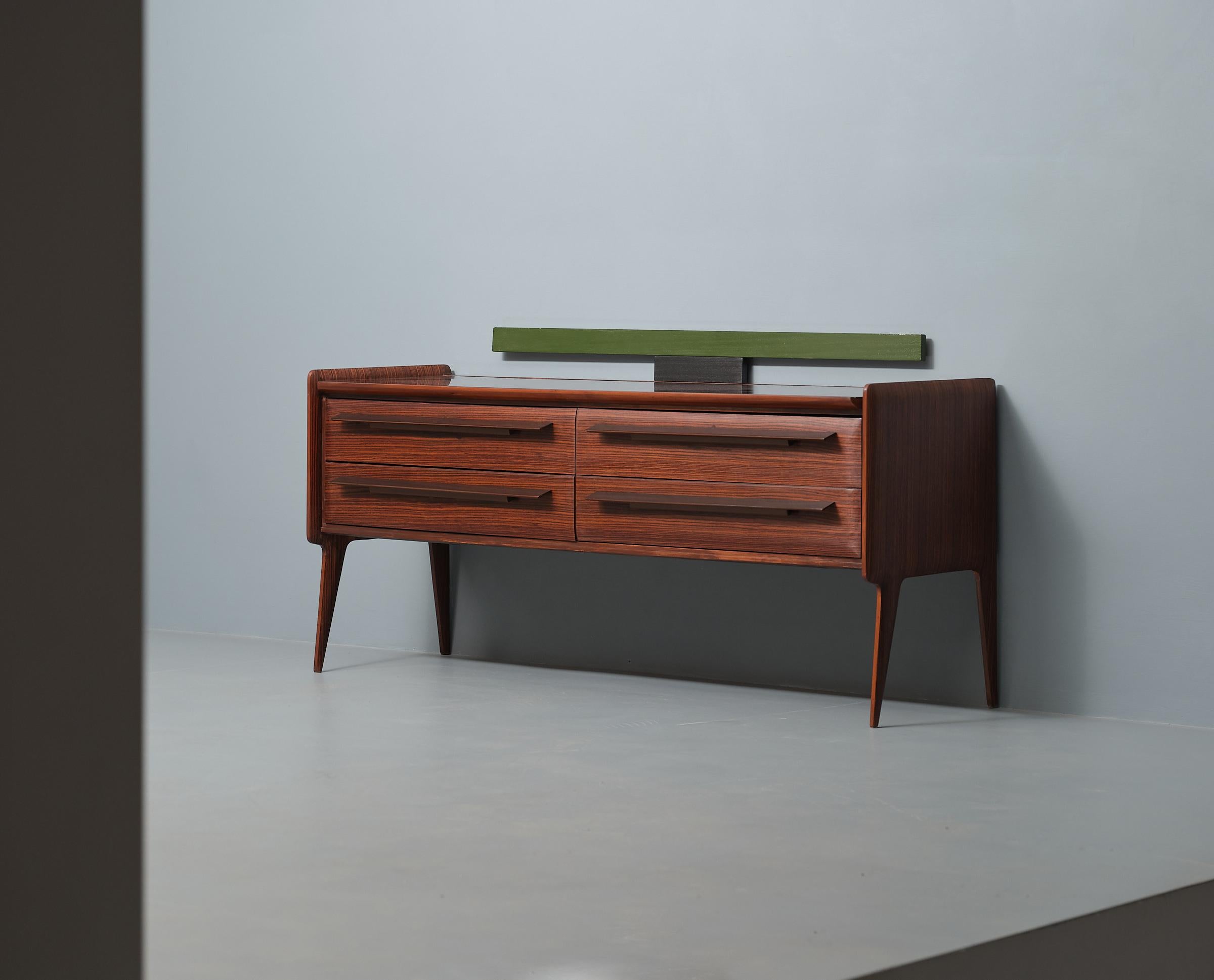 Italian Design 1950s Exotic Wood Chest of Drawers with Contemporary Flair In Good Condition For Sale In Rome, IT
