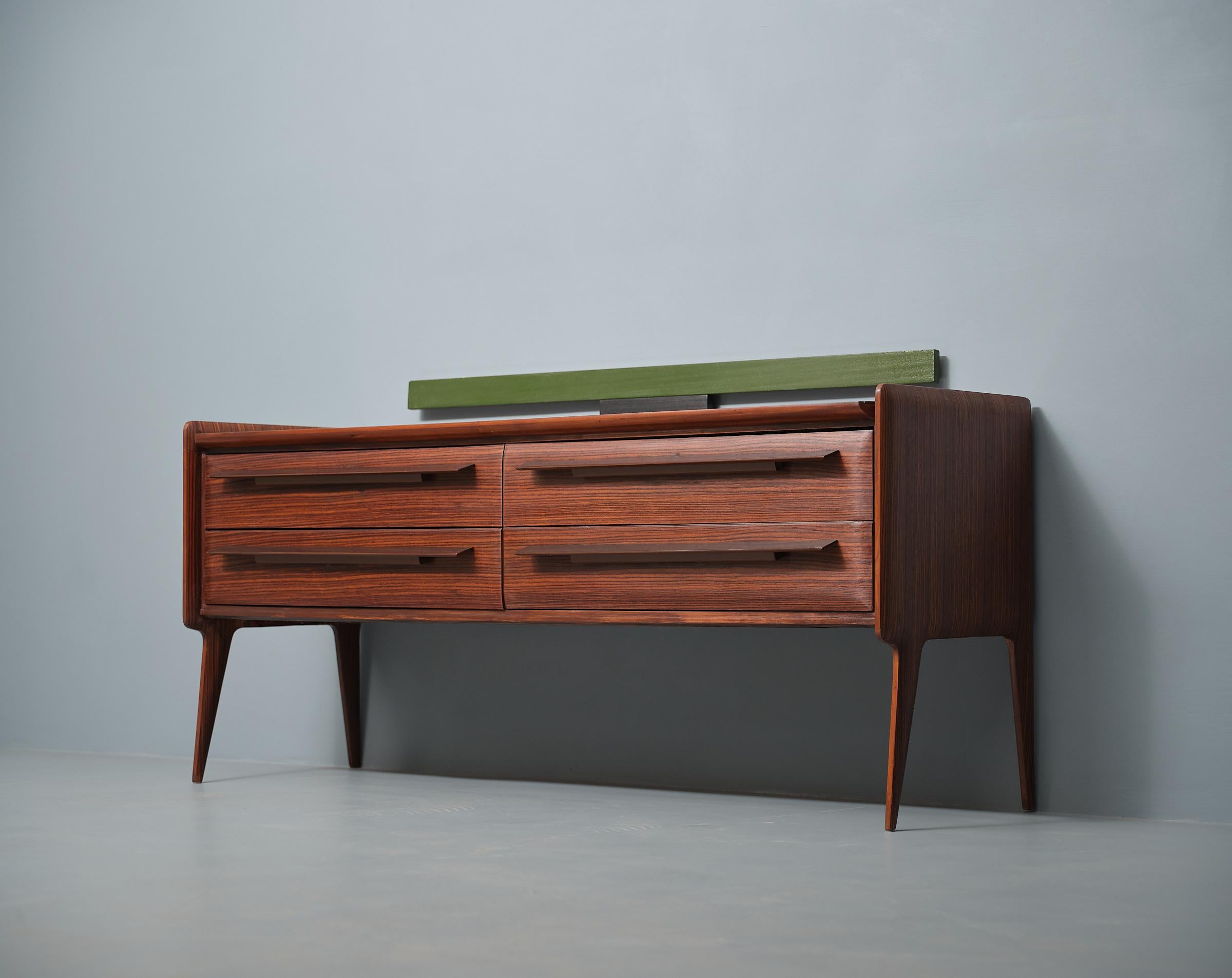 Italian Design 1950s Exotic Wood Chest of Drawers with Contemporary Flair For Sale 3