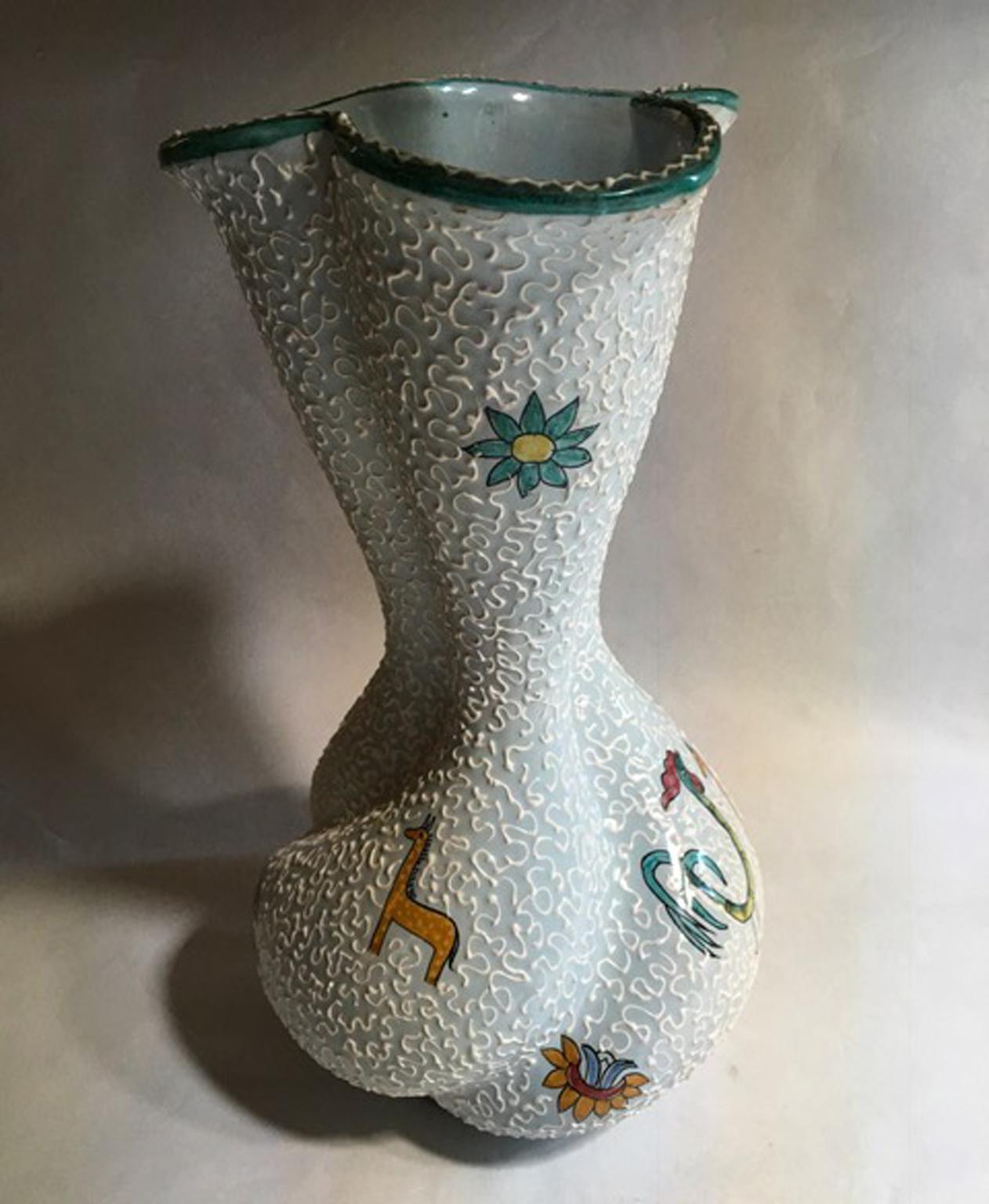 Vase en céramique émaillée blanche de conception italienne de 1960 avec des dessins de fleurs et d'animaux dans un style du milieu du siècle semblable au style de Gio Ponti.

Ce très beau vase est fabriqué par Deruta, une usine italienne, dans une