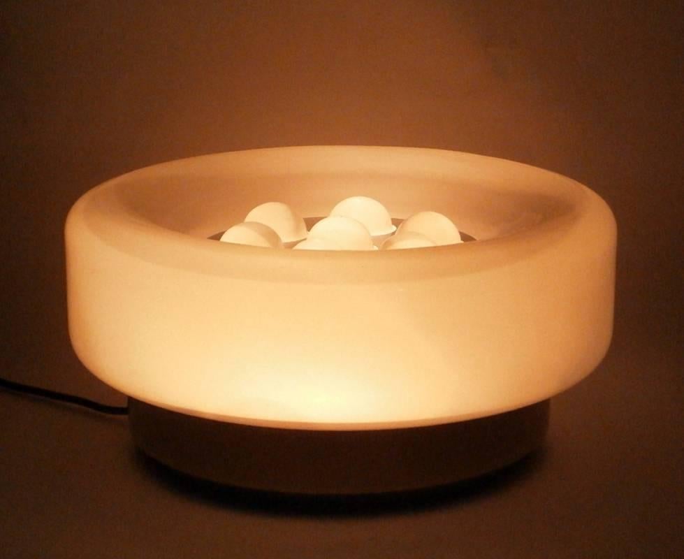 Lampe de bureau en acier et verre de Murano bullé laiteux de conception italienne des années 1960 Excellent état - En vente à Brescia, IT